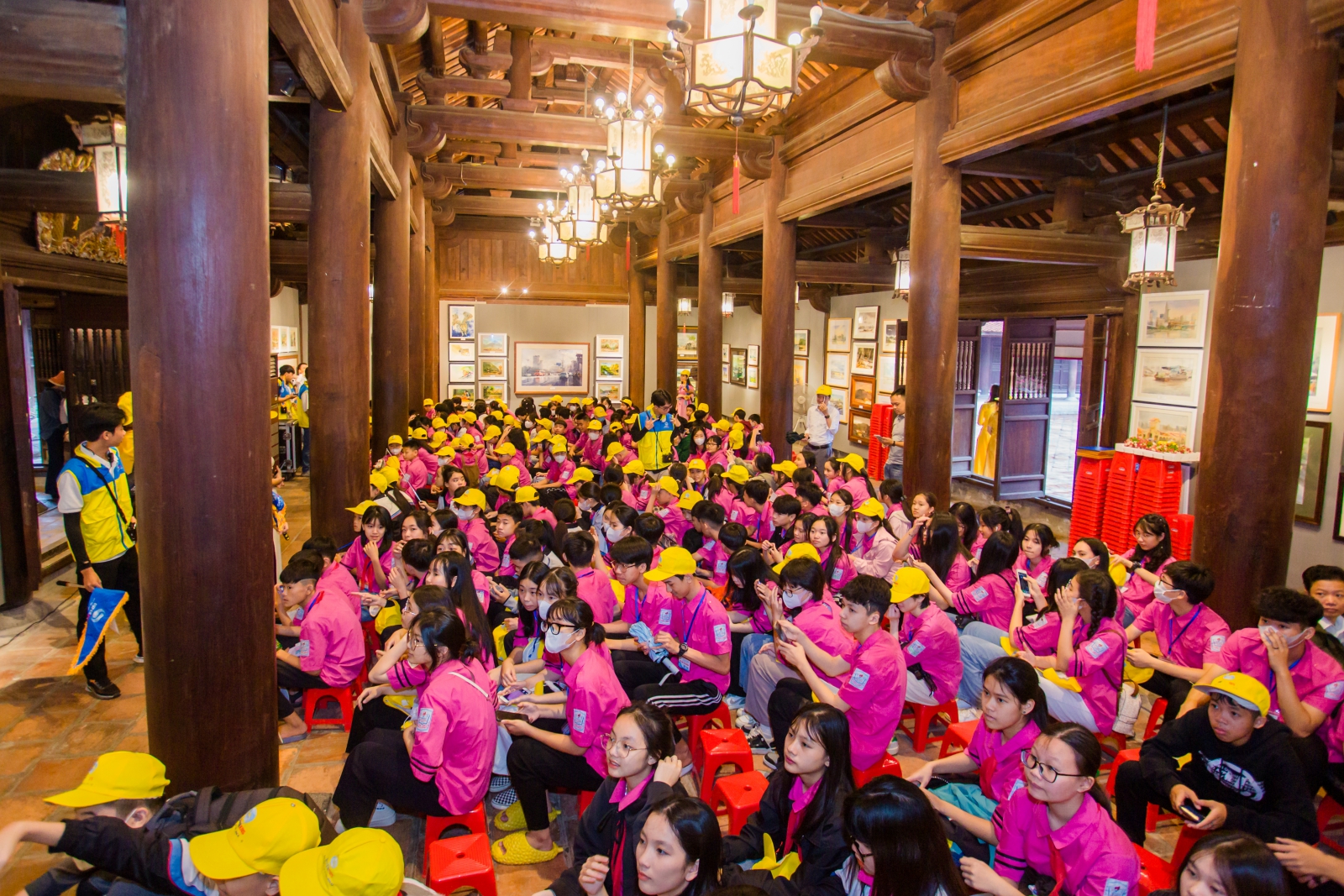 Các em học sinh với lễ tôn vinh học sinh giỏi tại Văn Miếu Quốc Tử Giám