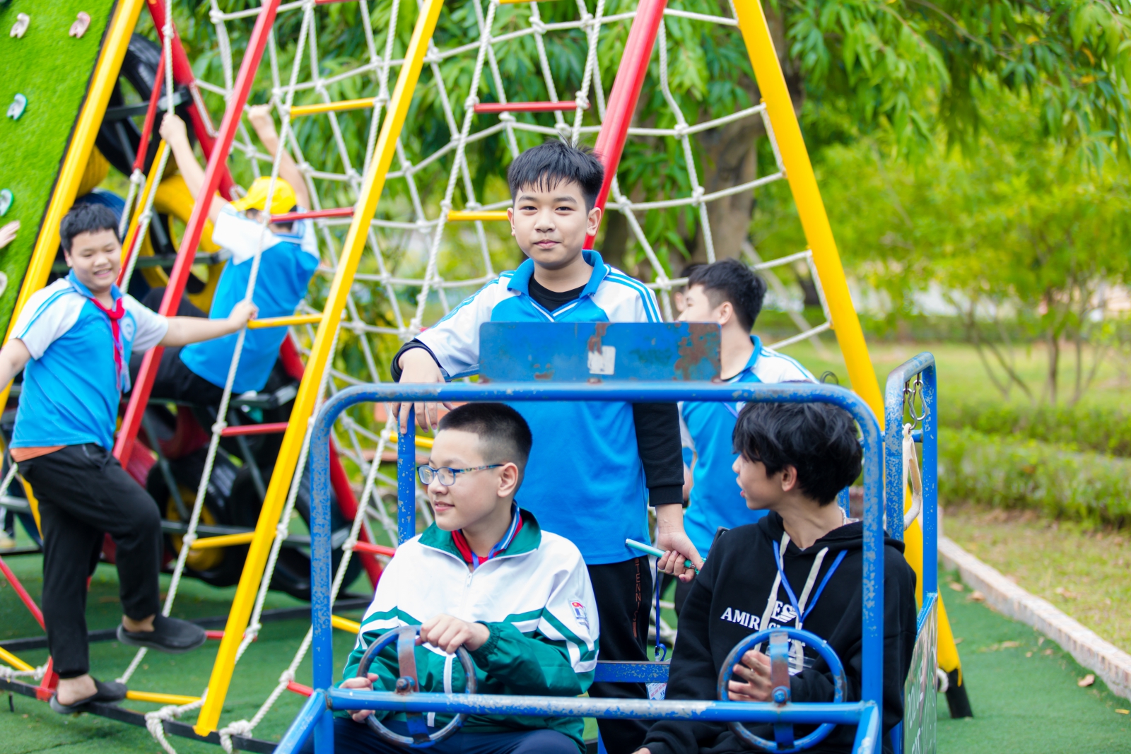 Tham gia các trò chơi tự chọn tại trang trại giáo dục Glory Resort.