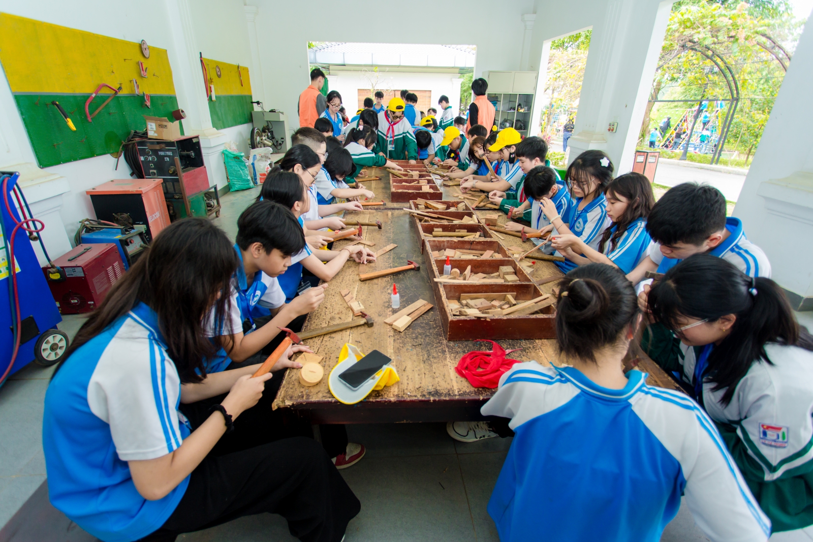 Phần 2: Điểm học tập, trải nghiệm tại khu du lịch Quả thật, Glory Farm là trang trại giáo dục thực nghiệm tuyệt vời không chỉ vì cảnh đẹp mà còn có nhiều hoạt động vui chơi, học tập bổ ích. Từ việc học tập và tìm hiểu các ngành nghề như: Điện dân dụng, nghề mộc, nghề làm gốm, nghề dệt, làm chè lam, nghề thợ xây …cho tới các hoạt động hòa cùng thiên nhiên như: Trồng cây, thăm quan và thu hoạch rau củ. Hay tìm hiểu các loại vật nuôi, cho vật nuôi ăn hoặc vui chơi trượt cỏ, tìm nhau trong mê cung, ...thỏa thích. Chuyến đi sẽ mãi là một dấu ấn trải nghiệm đầy thú vị, là hành trình kỉ niệm không bao giờ quên trong tâm trí của học trò, các thầy cô giáo và các bậc phụ huynh khối 7 trường THCS Lý Tự Trọng