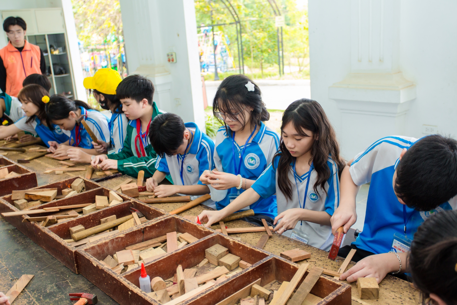 Học sinh tham gia và tìm hiểu một số nghành nghề như nghề thợ mộc.