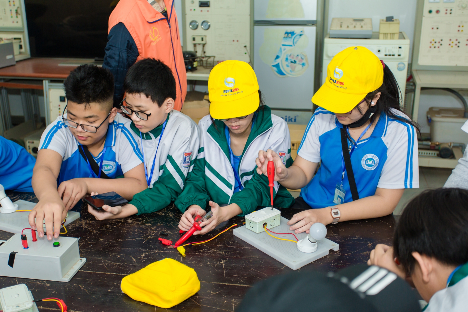 Các em học sinh được trải nghiệm nghề điện.