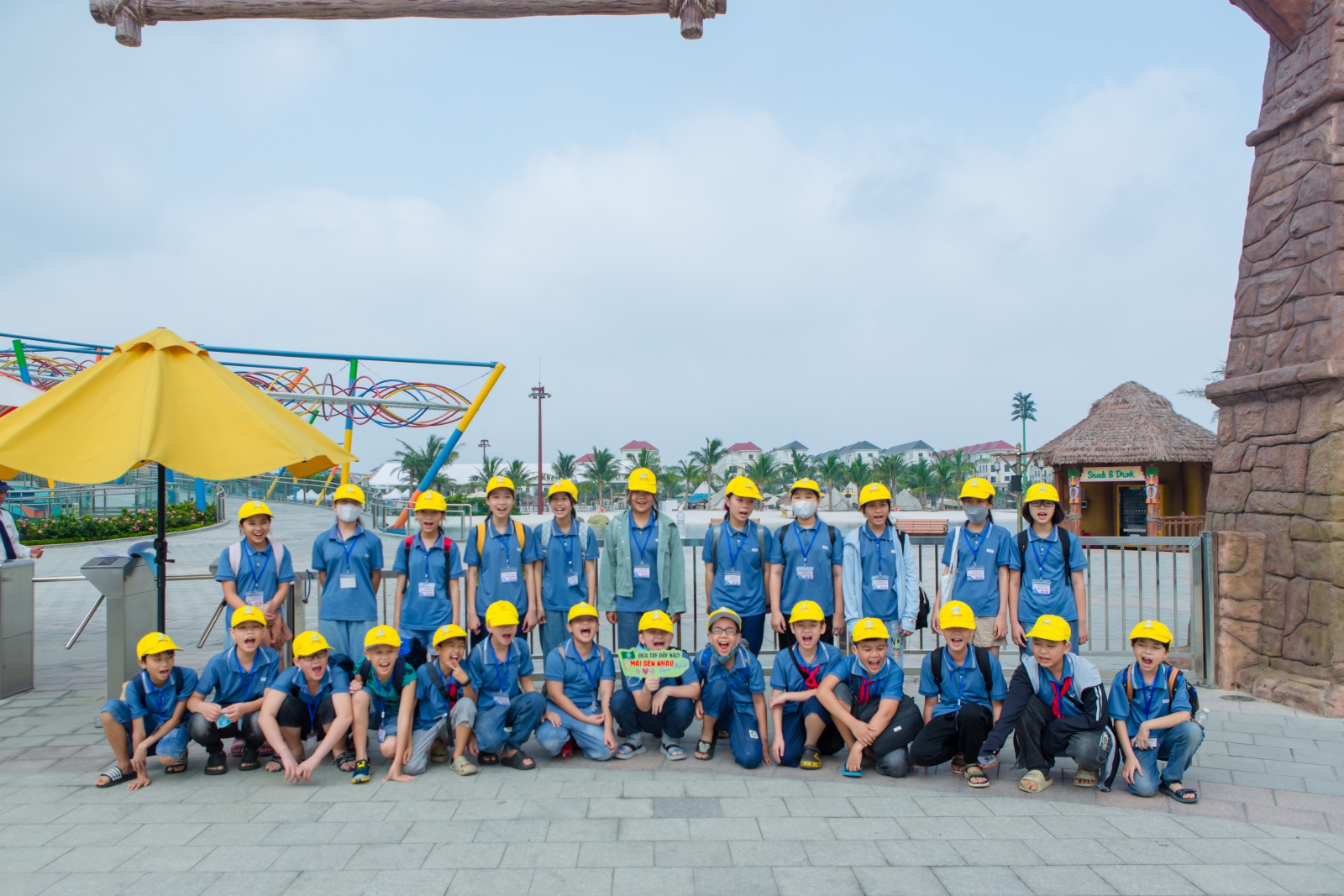 Hình ảnh các em học sinh vui vẻ và háo hức tại khu Ocean Park Hưng Yên.