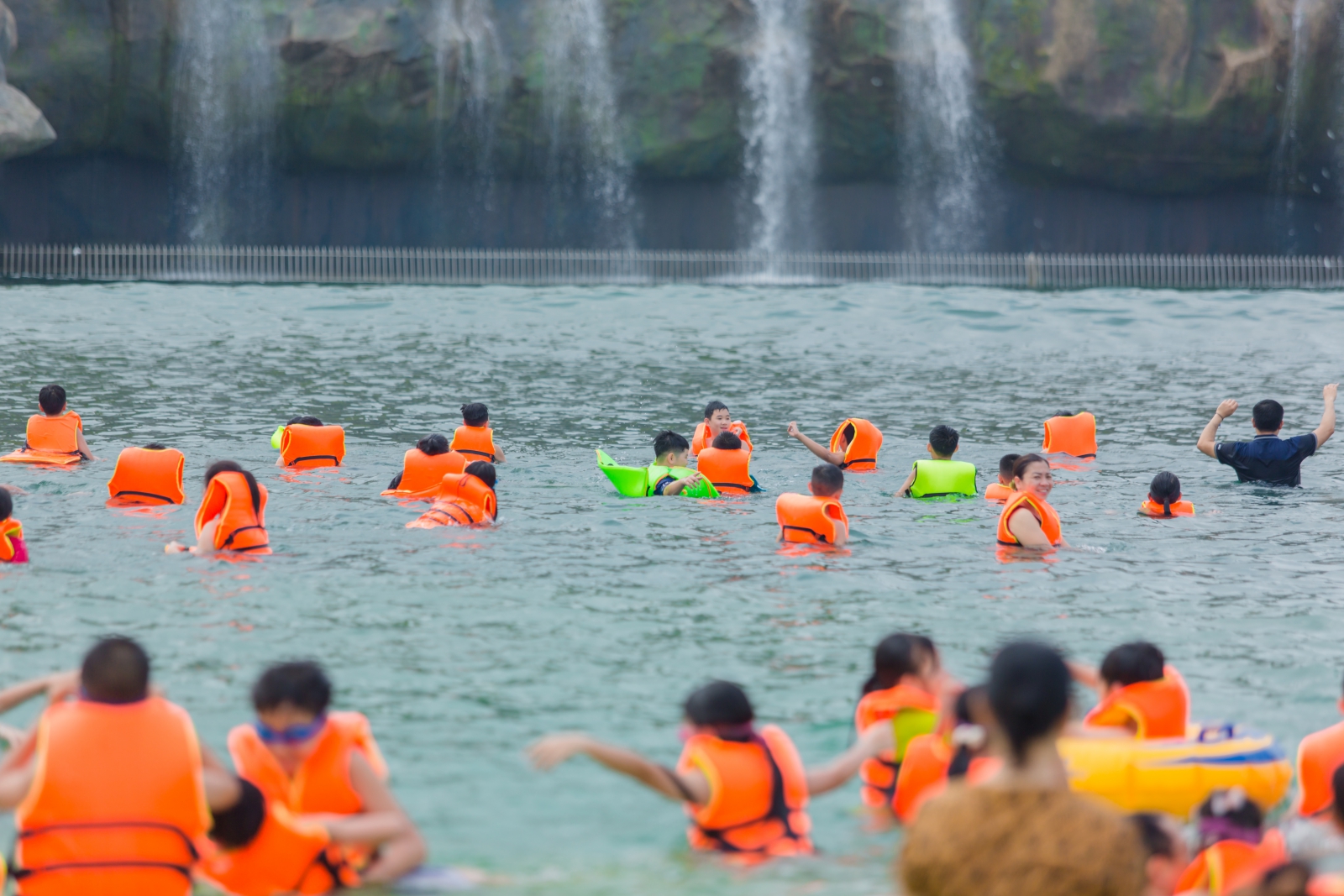 Tăm mát và vui vẻ của cùng các em học sinh Trường tiểu học Mường Khến, huyện Tân Lạc