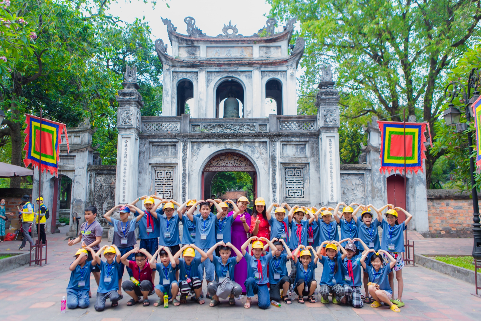 Các em học sinh xếp hàng nghiêm trang trước khi vào viếng Lăng Bác