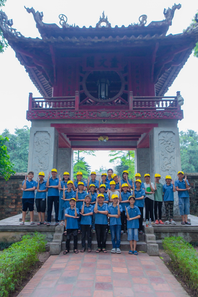 Hình ảnh đẹp của cô và trò trường tiểu học Mường Khến tại Lăng Bác.