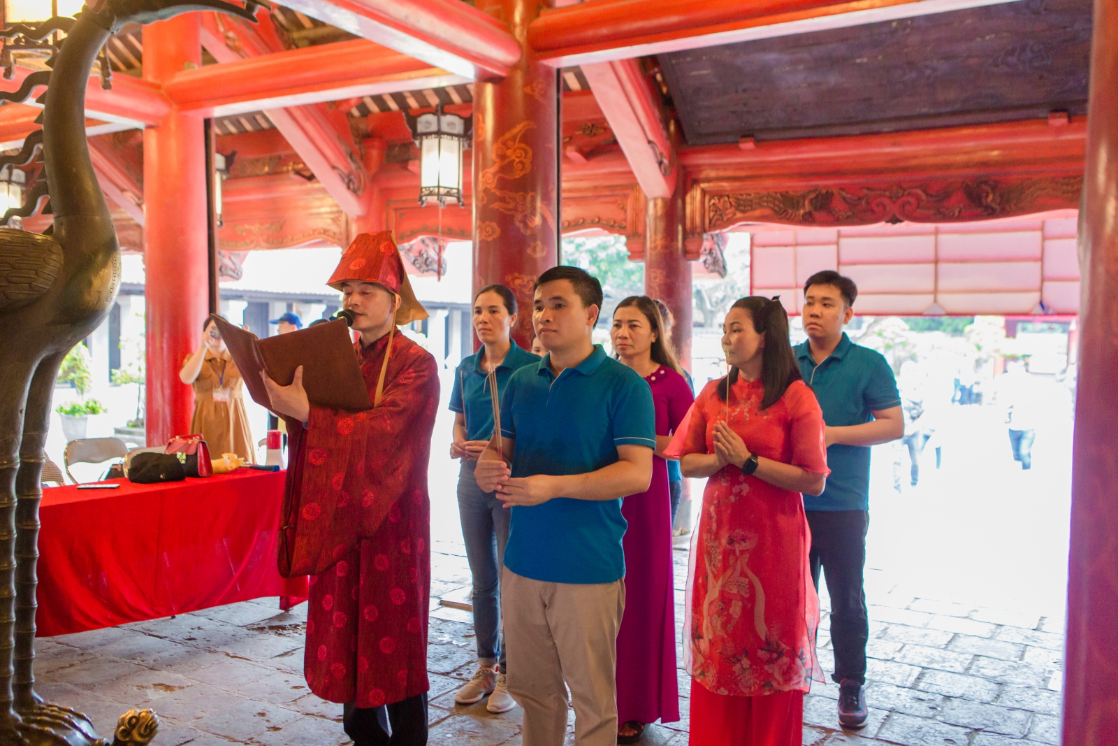 Hình ảnh thầy cô và các em học sinh dâng hương tại Văn Miếu