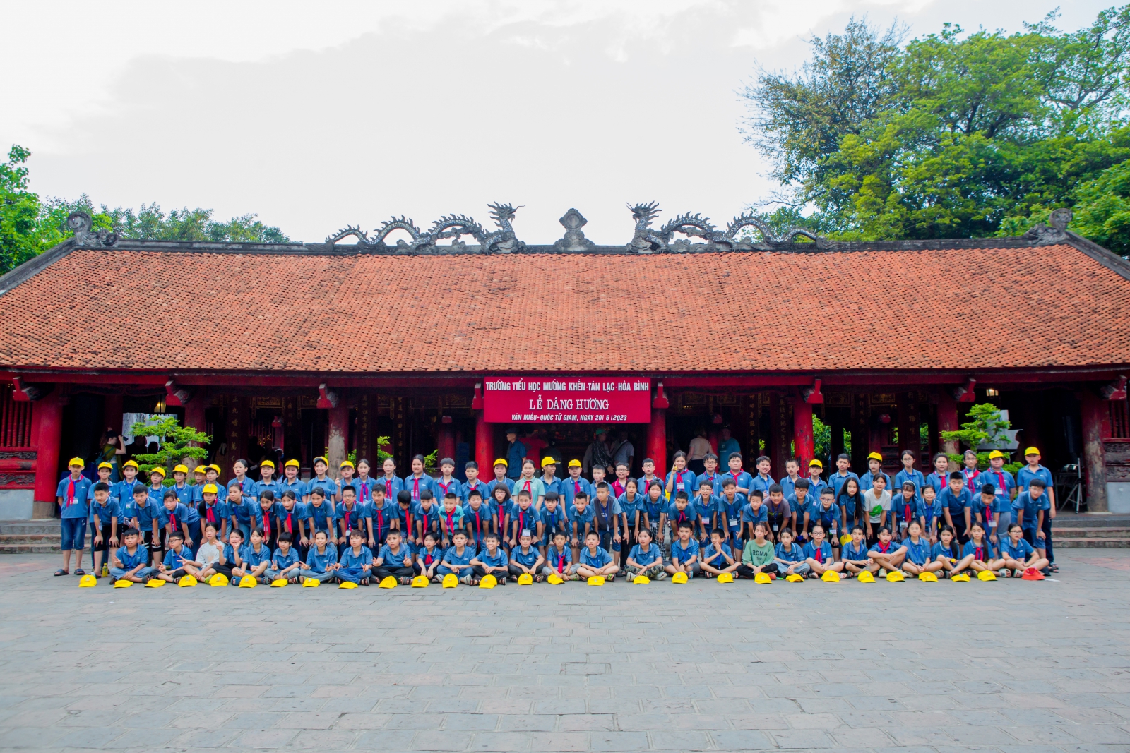 Hình ảnh học sinh tại Văn Miếu Quốc Tử Giám