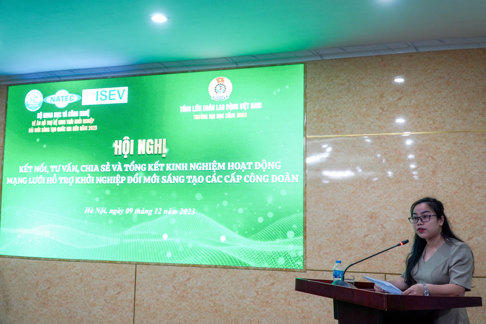 Các đại biểu tham luận sôi nổi trong hội nghị.