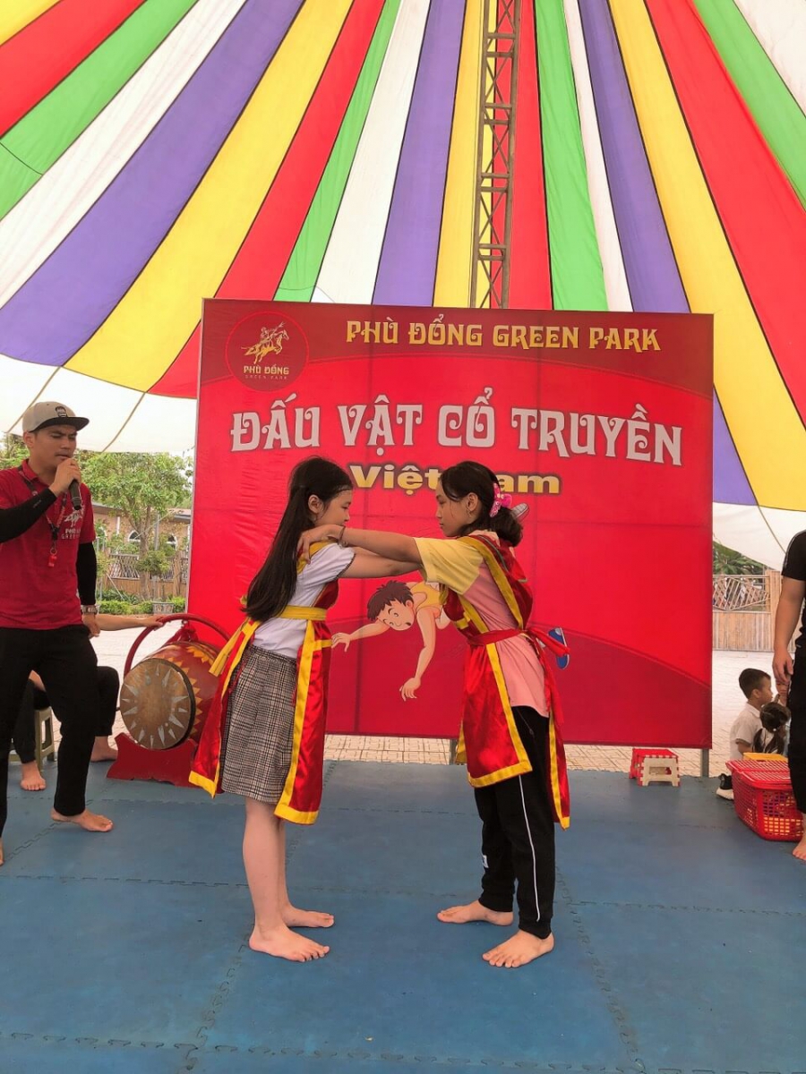 Các em học sinh được hóa thân làm Thánh Gióng và thể hiện làm tráng sĩ với Trò chơi “Đấu vật dân gian”