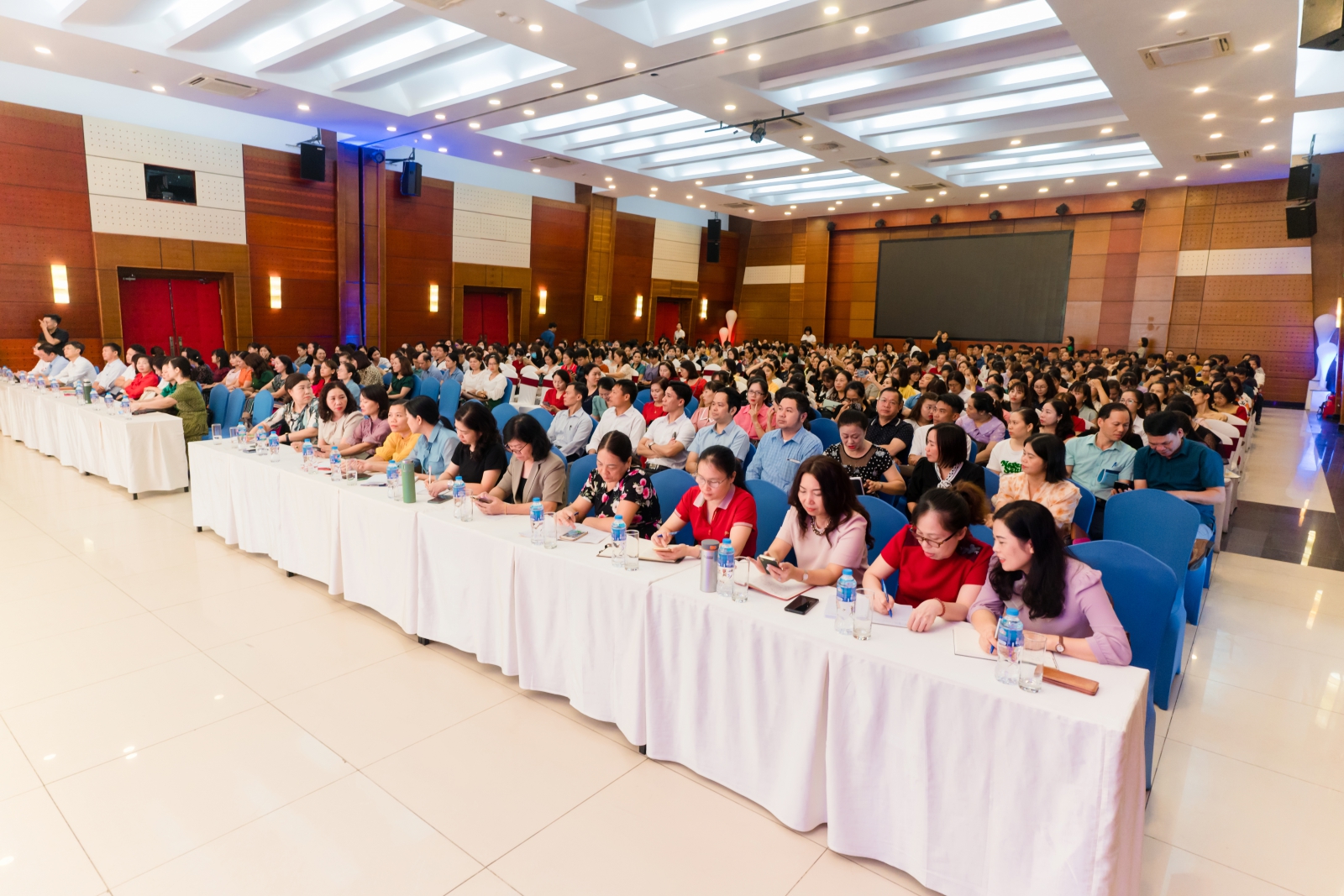 Hội trường tập huấn giáo viên các trường trực thuộc phòng GD& ĐT thành phố Hòa Bình, tỉnh Hòa Bình.