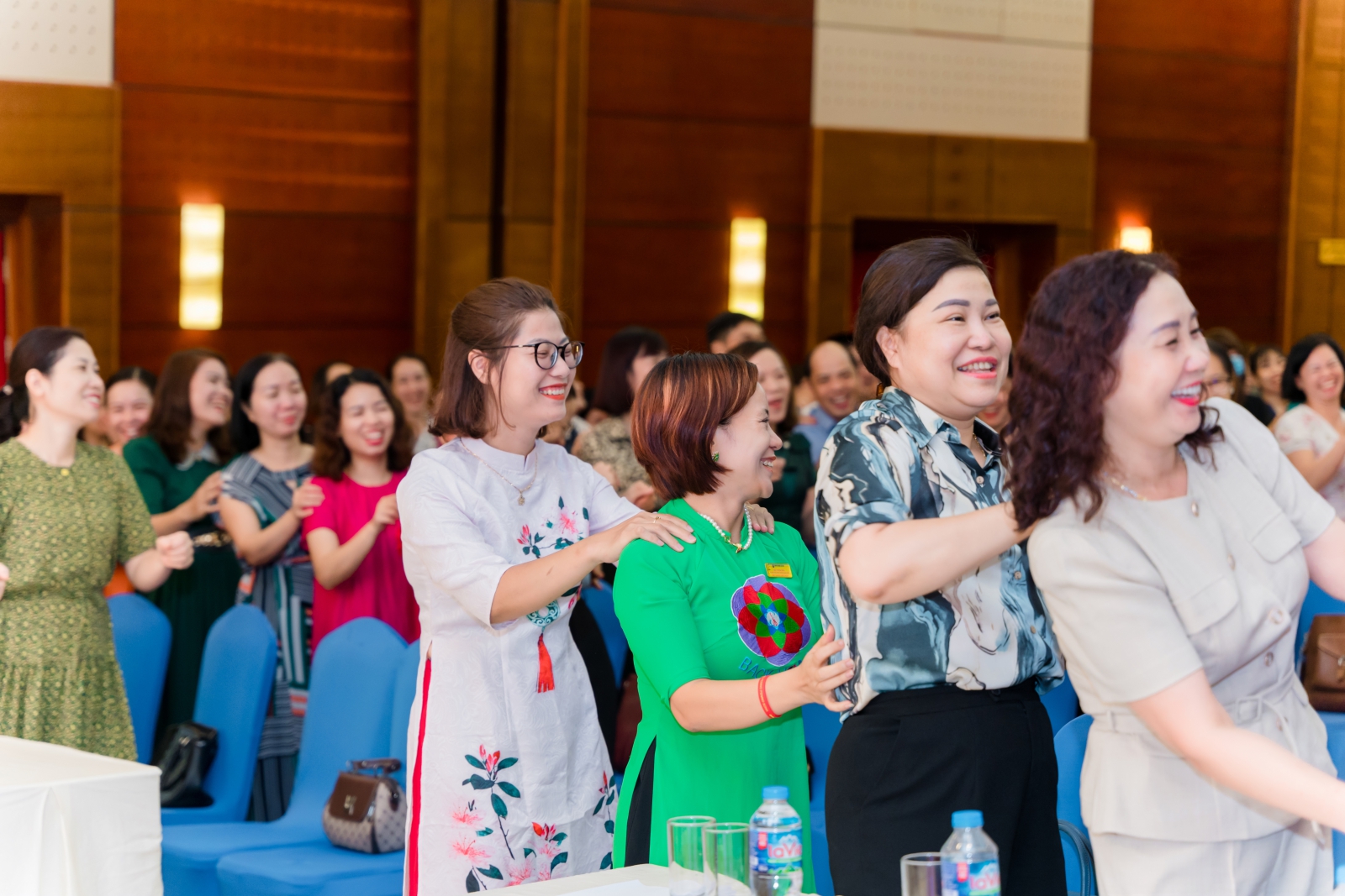 Khởi động buổi tập huấn với màn phần đấm bóp trên nền nhạc vui nhộn