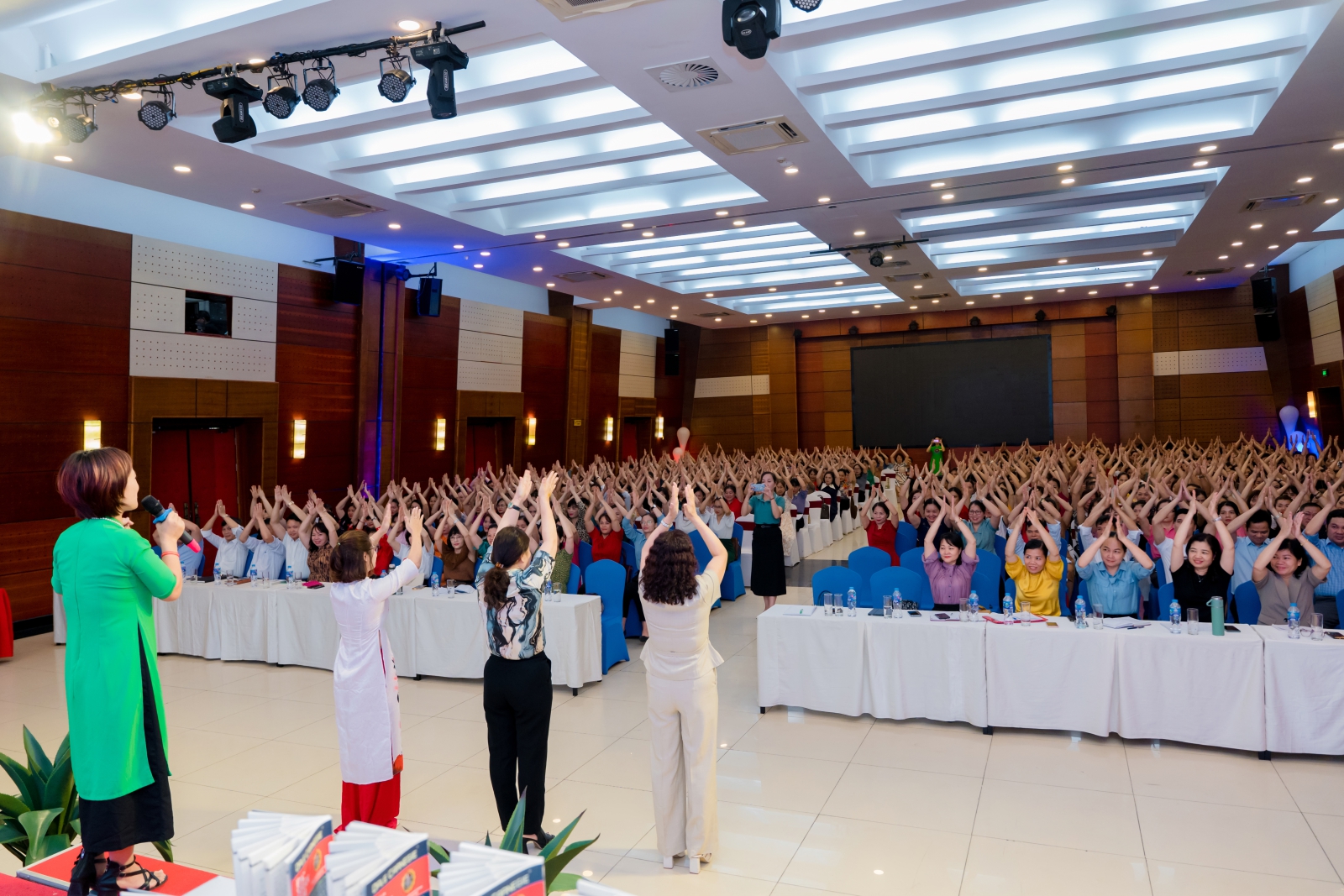 Những hình ảnh đẹp của hội trường với những cánh tay từ thầy cô trong buổi tập huấn