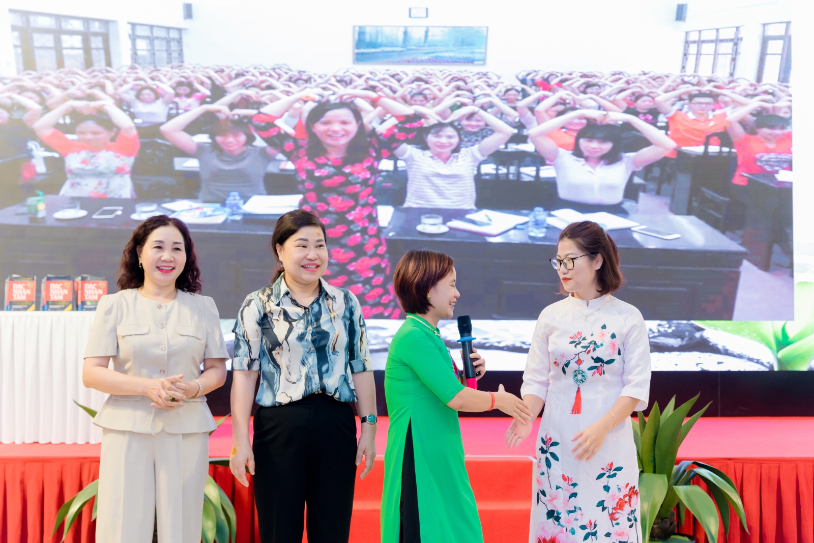 Diễn giả Bùi Thiên Nga cùng đại diện phòng GD &ĐT thành phố và TT phát triển tài năng Superkids Việt Nam lên chụp hình lưu niệm