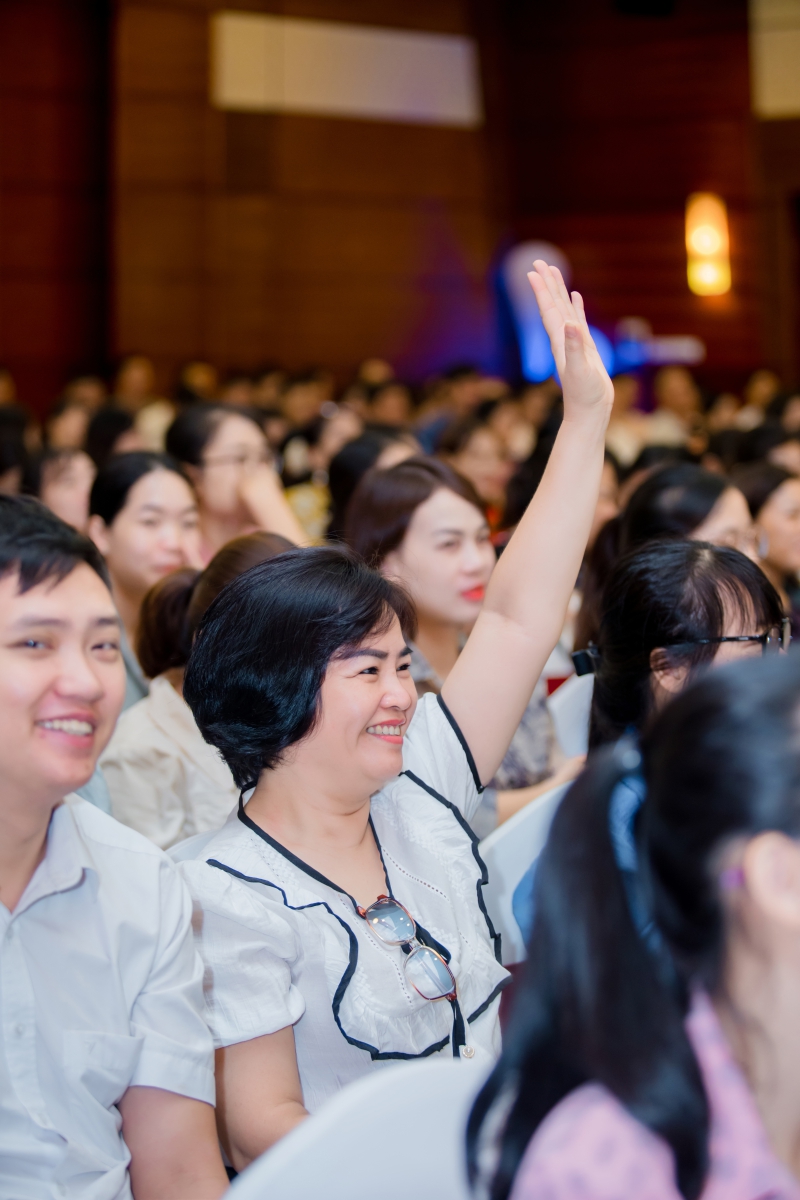 Thầy cô hào hứng tham gia các hoạt động cùng diễn giả.