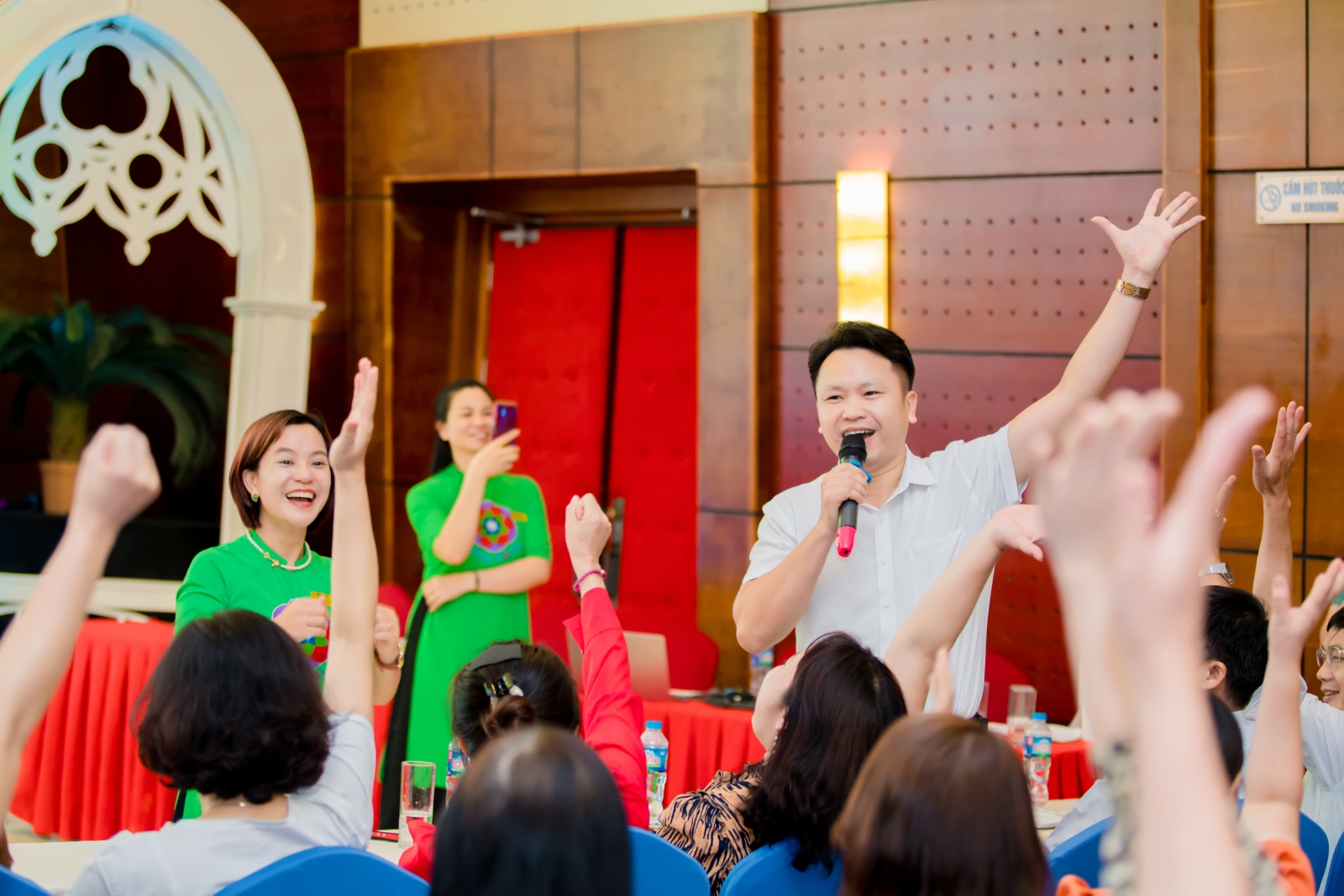 Diễn giả Thiên Nga giao lưu và chia sẻ những phương pháp giảng dạy cùng thầy cô