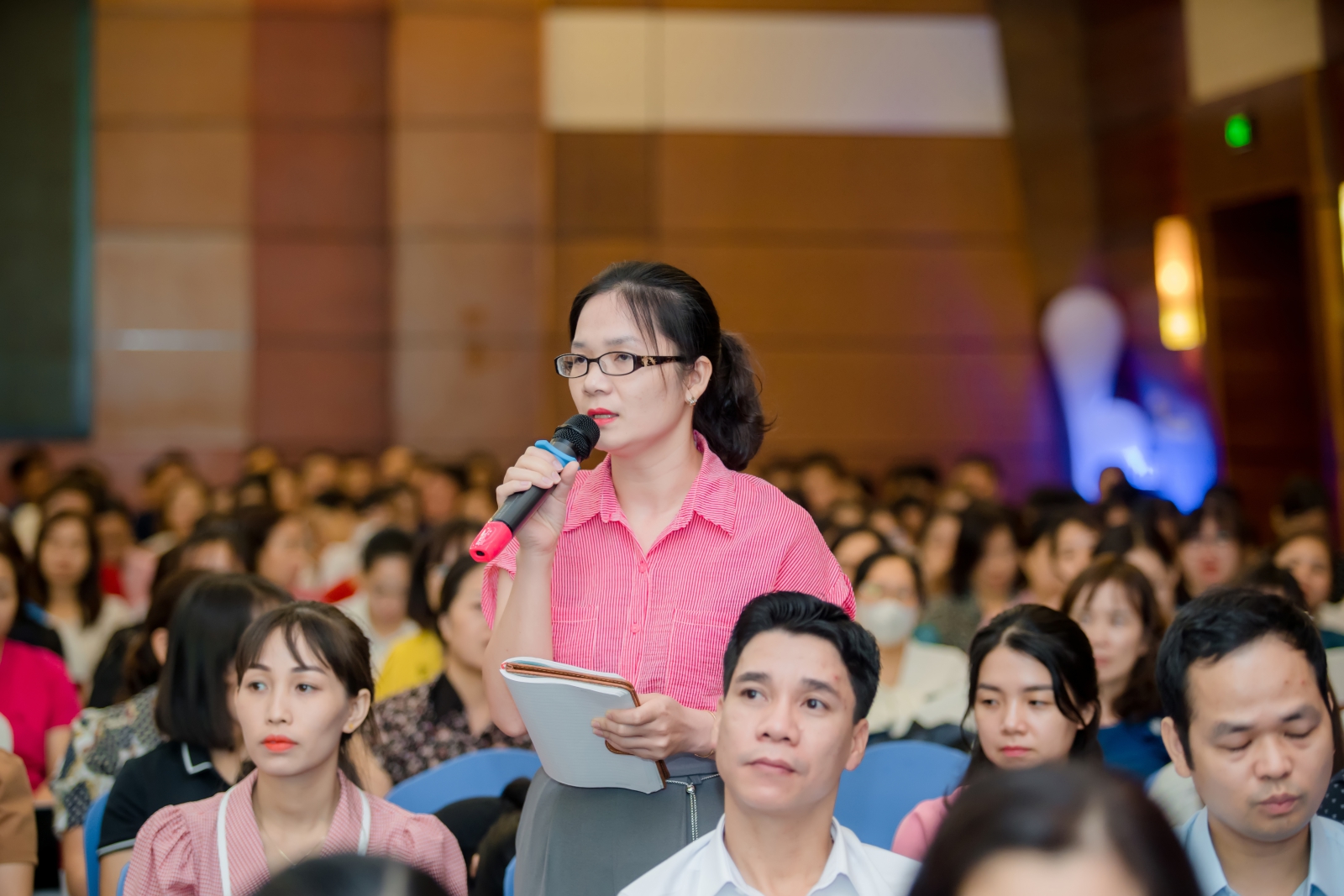 Giáo viên đặt câu hỏi cho diễn giả tại buổi tập huấn