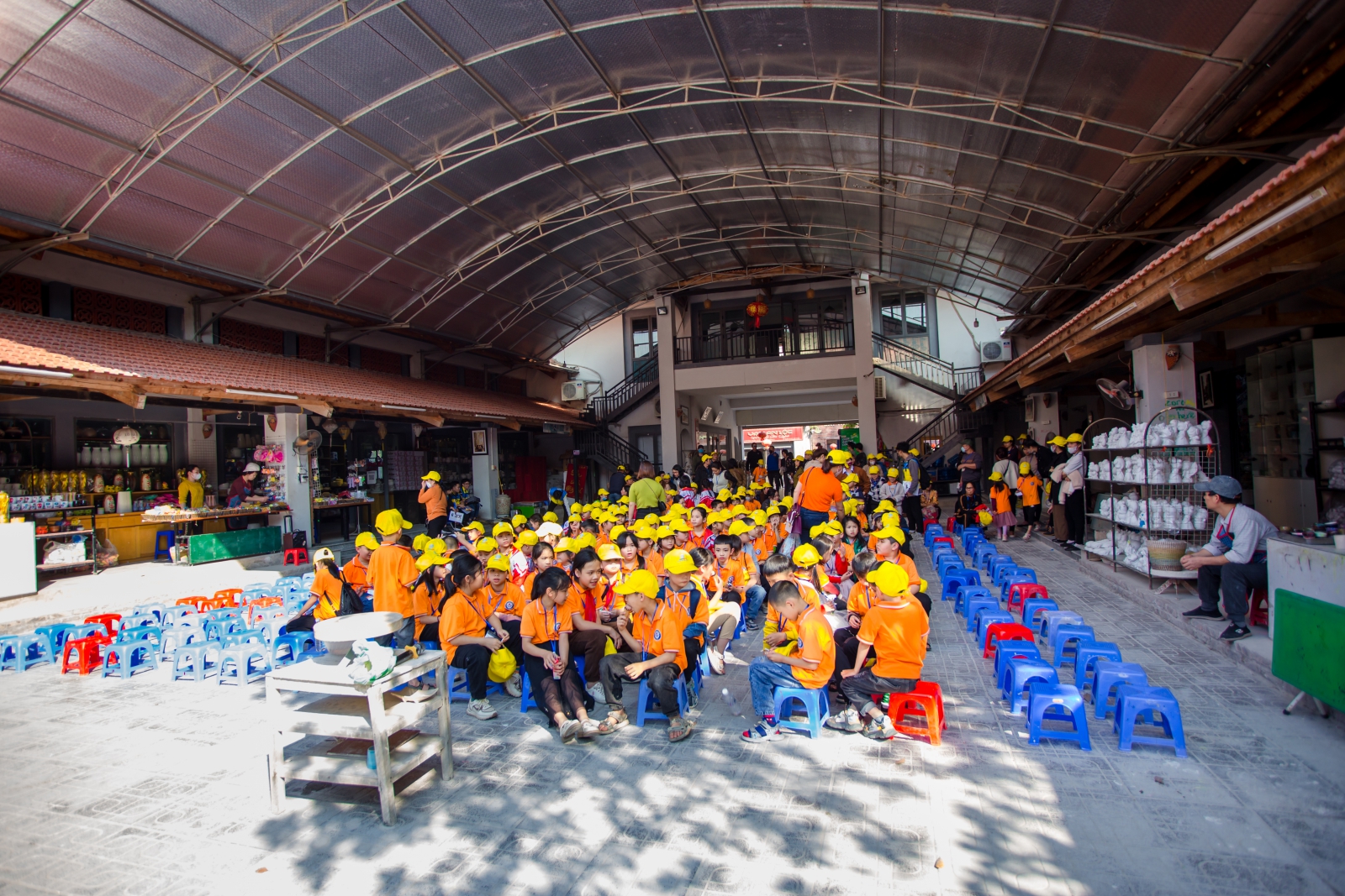 Hoạt động tô tượng tại khu trải nghiệm Làng nghề gốm Bát Tràng- Hà Nội