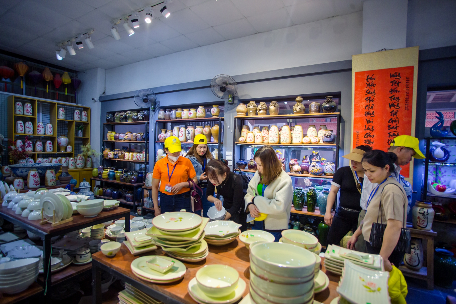 Hoạt động tham quan các sản phẩm gốm sứ tại Làng nghề Gốm Bát Tràng của các thaayfcoo, phụ huynh.