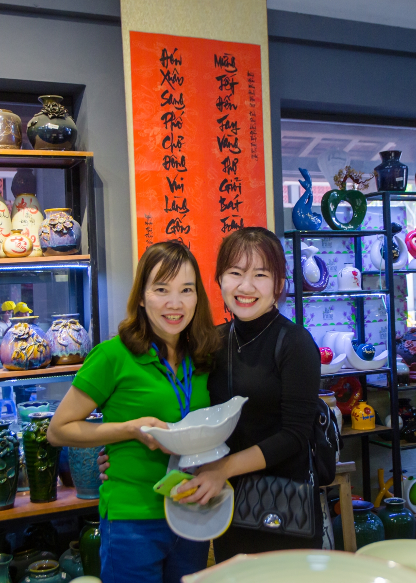 Hình ảnh các cô giáo với các sản phẩm Gốm tinh sảo và đầy màu sắc.
