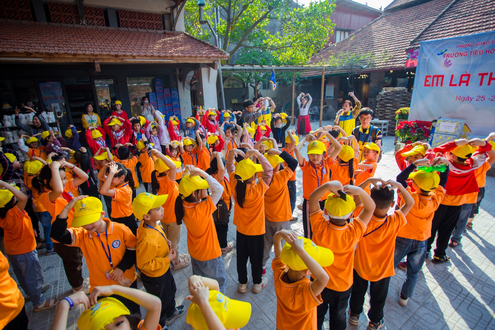 Hoạt động chơi team building ngoài trời tại Làng nghề Gốm Bát Tràng của thầy và trò cùng các bậc phụ huynh.