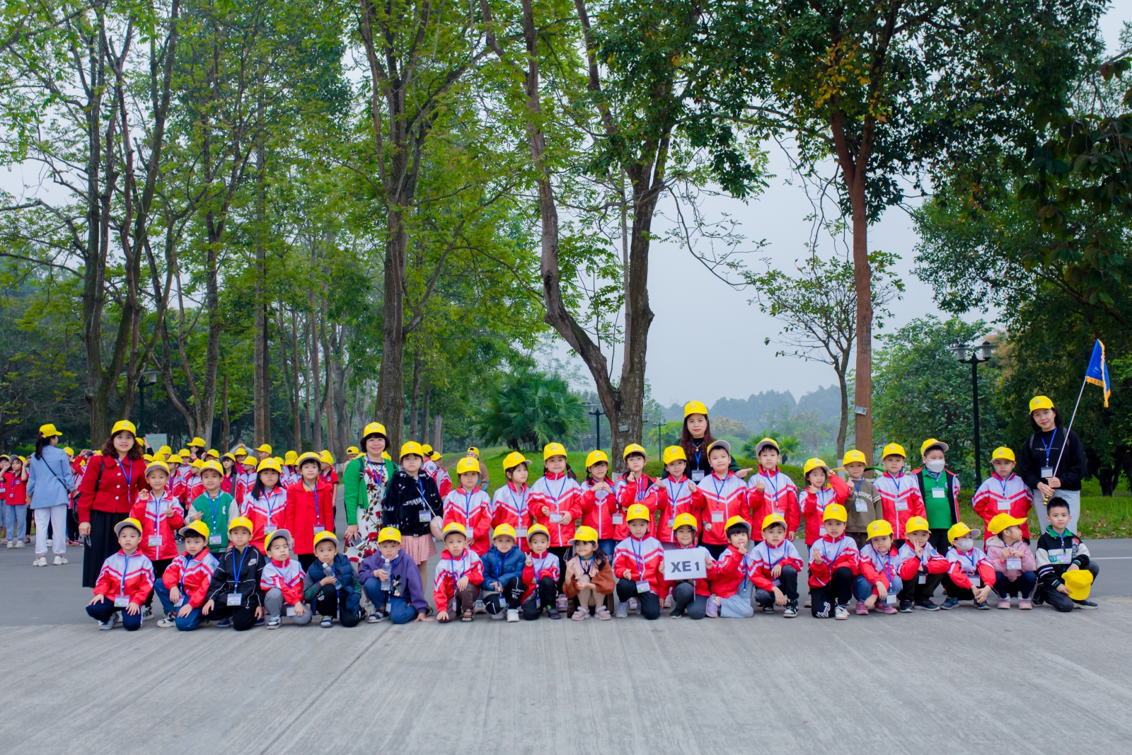 Thầy và trò Trường TH Hữu Nghị, tp Hòa Bình chụp ảnh lưu niệm tại khu di tích K9 Đá Chông- Hà Nội.