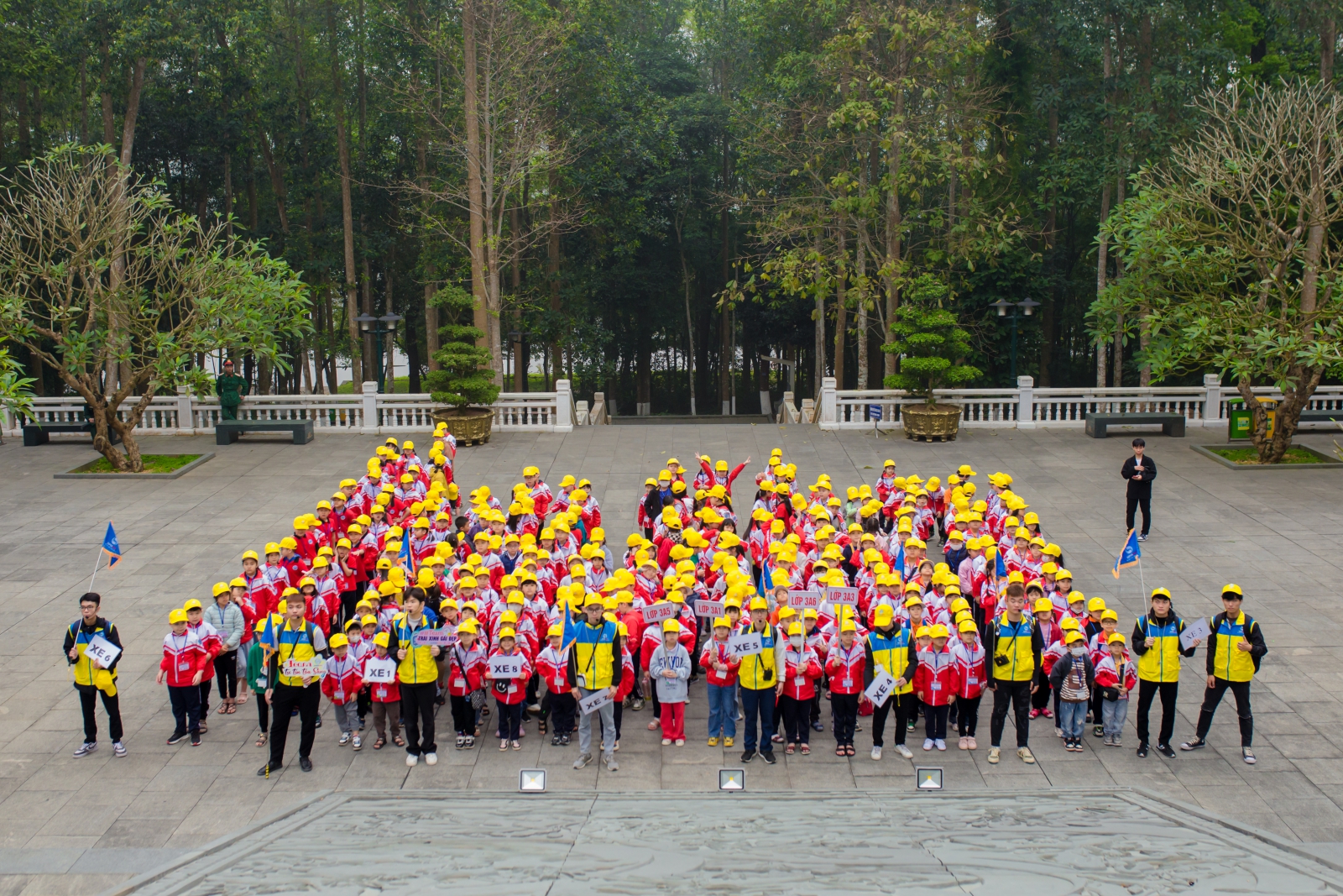 Học sinh tập trung xếp hàng dâng hương và đi thăm quan Khu di tích K9- Đá Chông