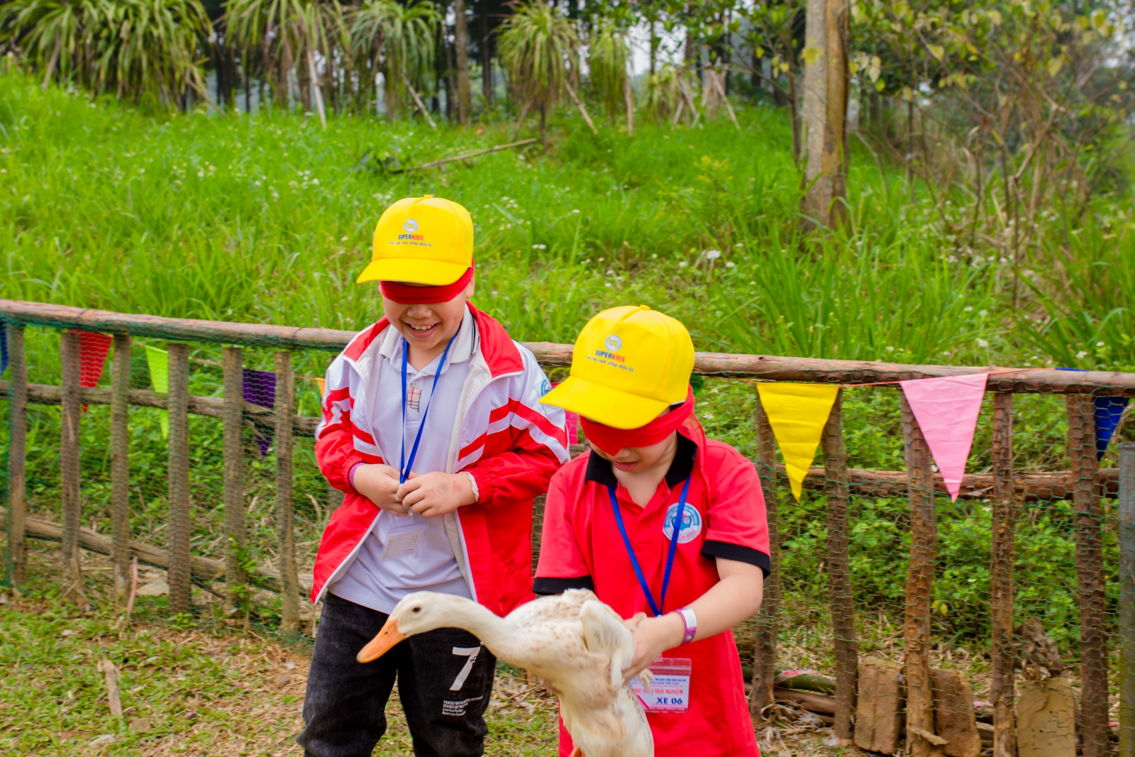 Học sinh thích thú với trò chơi bắt vịt tại Trang trại giáo dục Dê Trắng