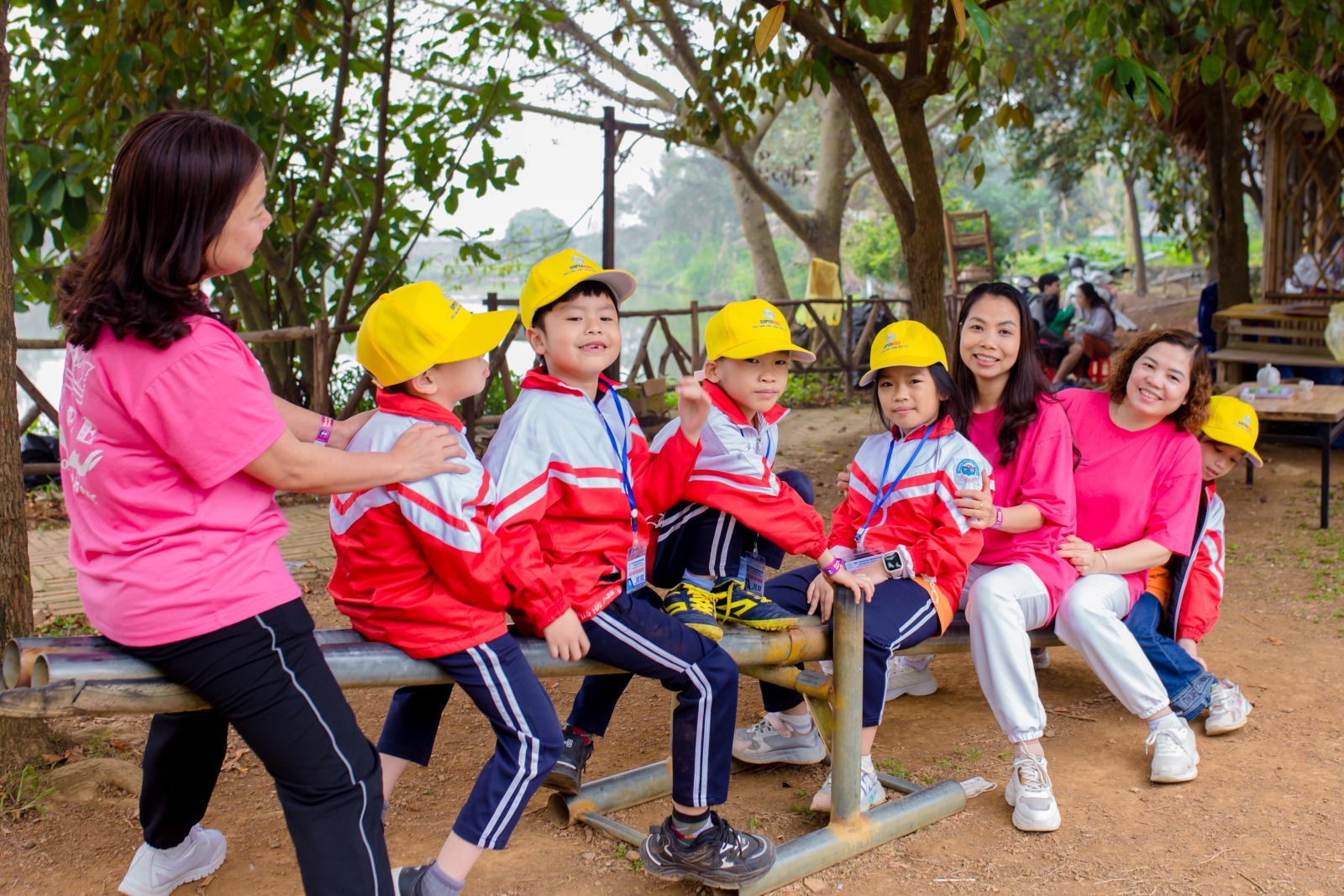 Học sinh, thầy cô với các trò chơi dân gian tại Trang trại giáo Dục Dê Trắng