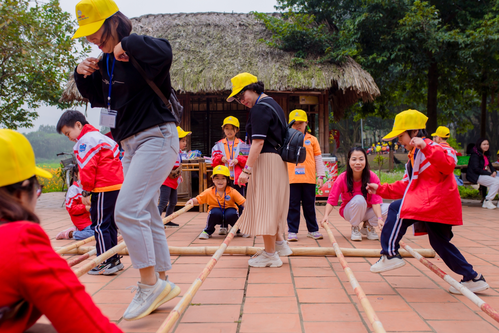 Học sinh và các bậc phụ huynh hào hứng với các trò chơi dân gian tại Trang trại giáo dục Dê Trắng