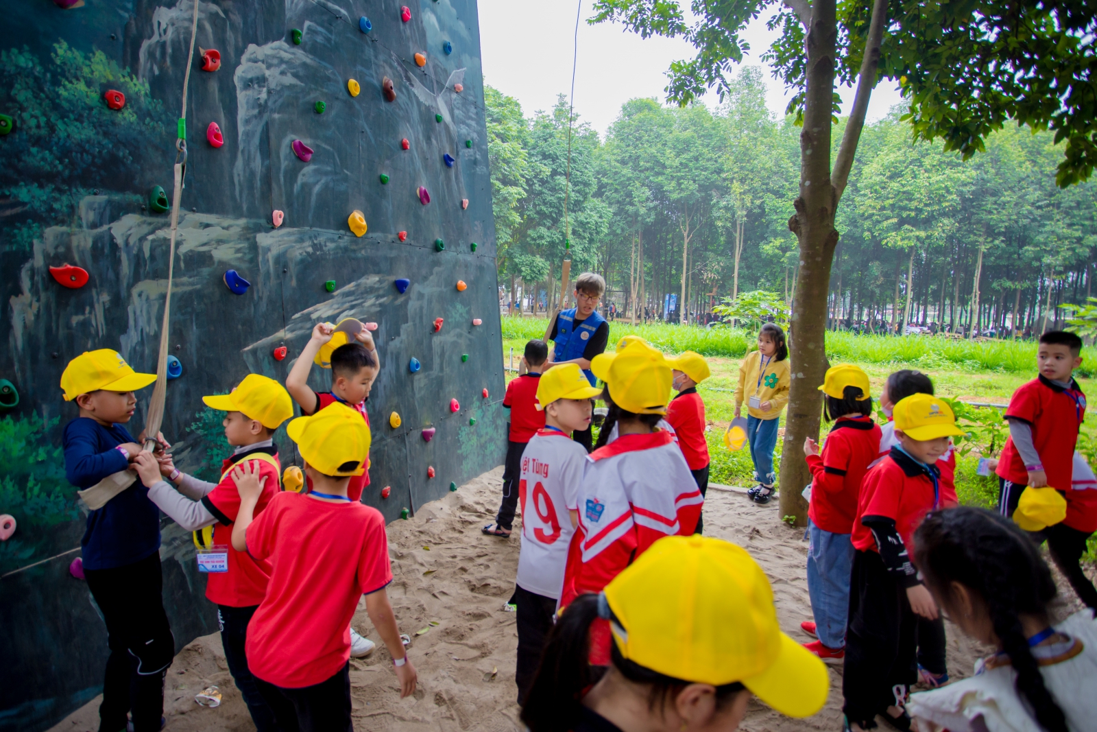 Học sinh trải nghiệm với trò chơi Leo núi tại Trang trại giáo dục Dê Trắng.