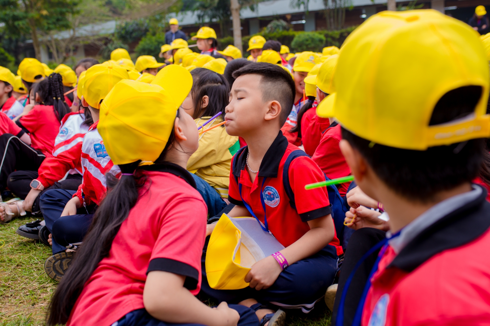 Hoạt động teambuiding gắn kết tình đồng đội của các em học sinh, thầy cô, các bậc phụ huynh