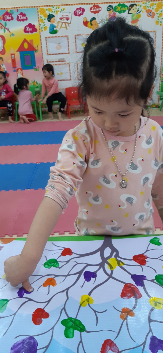 Tự tay làm tranh bằng vân tay của các bé trường mầm non Nắng Hồng