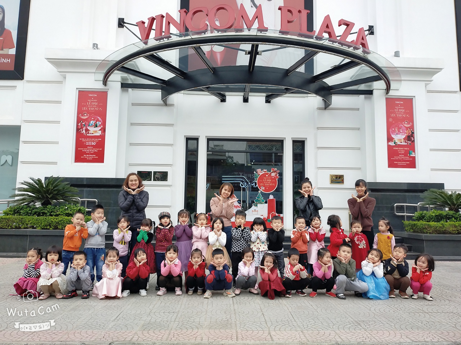 Tạo dáng chụp ảnh tại cửa TTTM Vincom Plaza