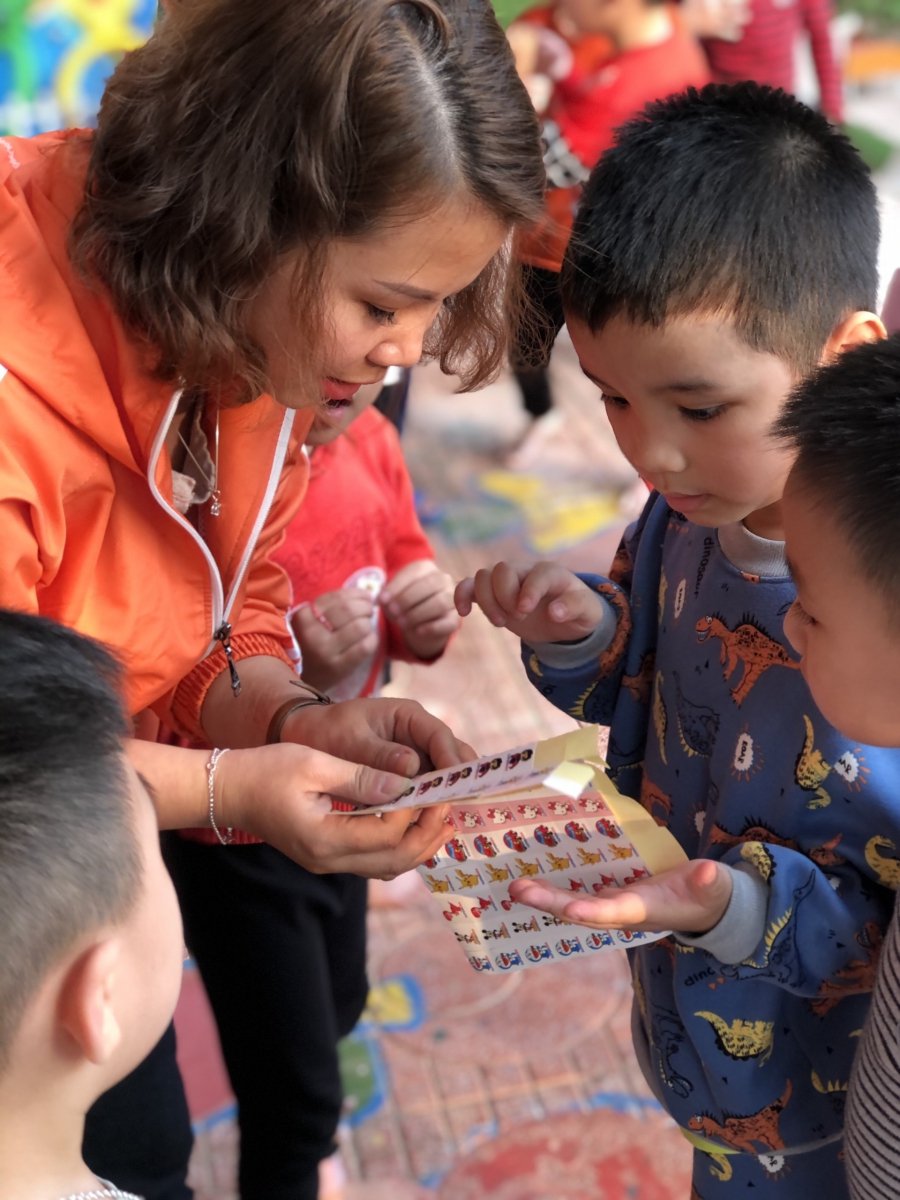 Bạn nào cũng rất vui vẻ khi được nhận quà