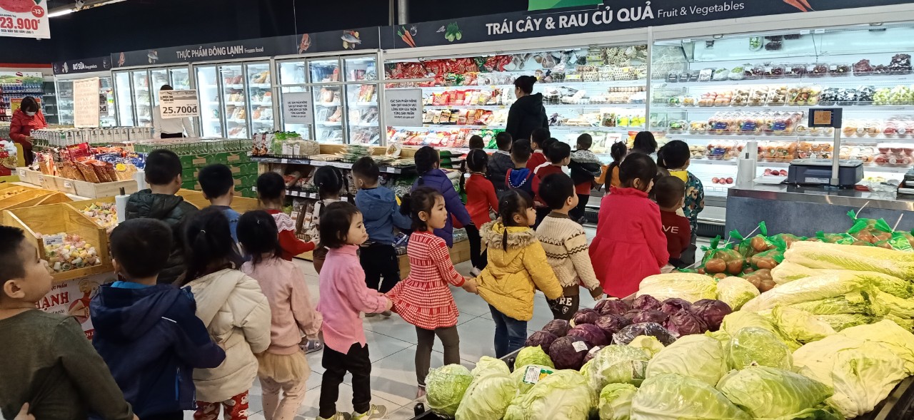 các bé cùng nhau nhận biết các mặt hàng