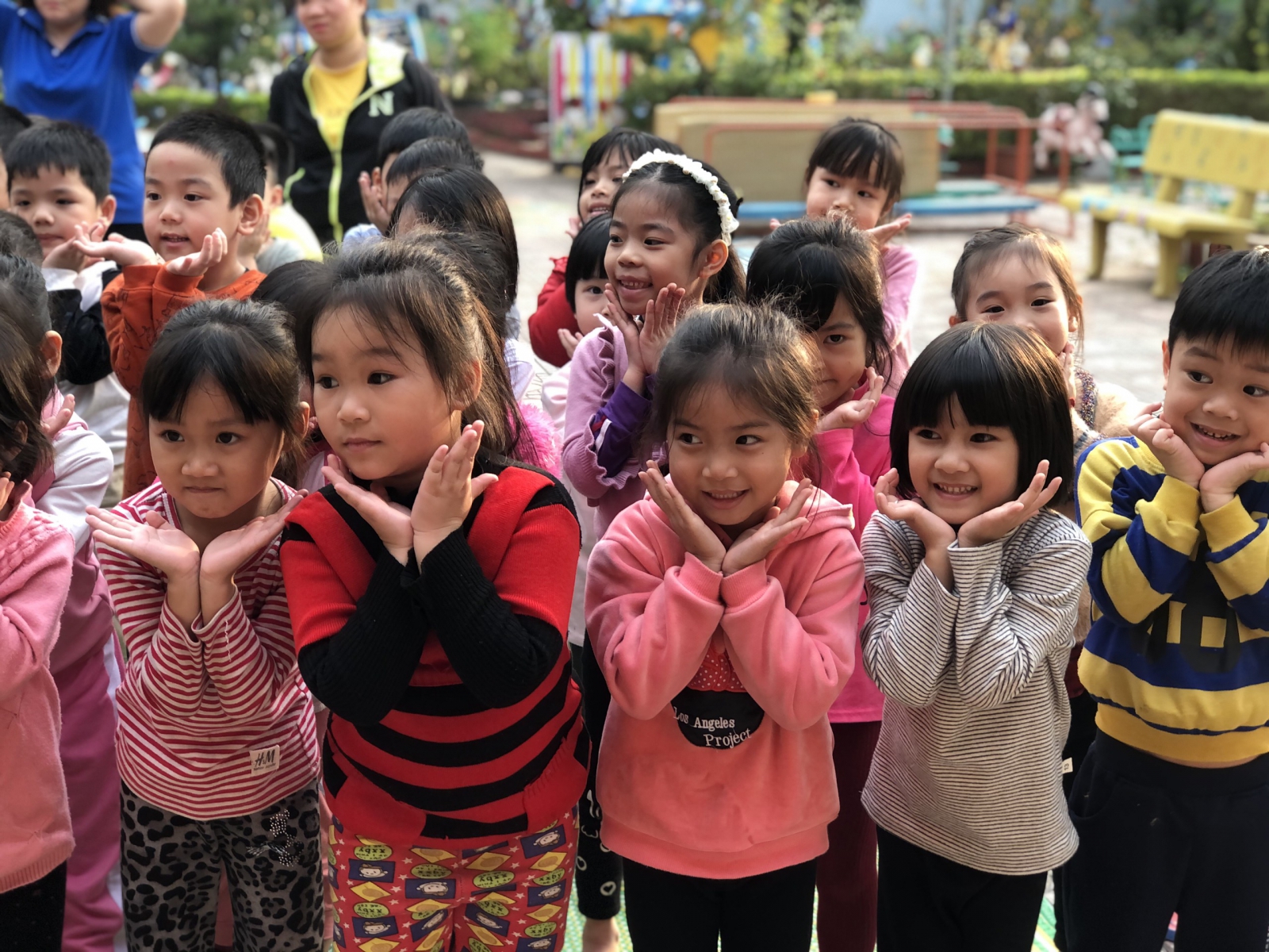 Cùng chơi trò chơi " Gió thổi " tạo dáng thành những bông hoa