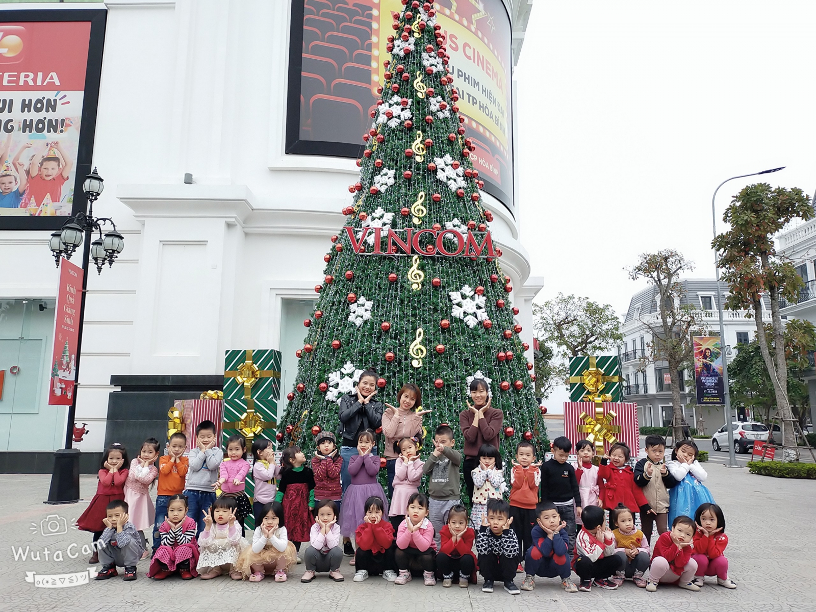 Các bạn nhỏ rất thích cây thông Noel