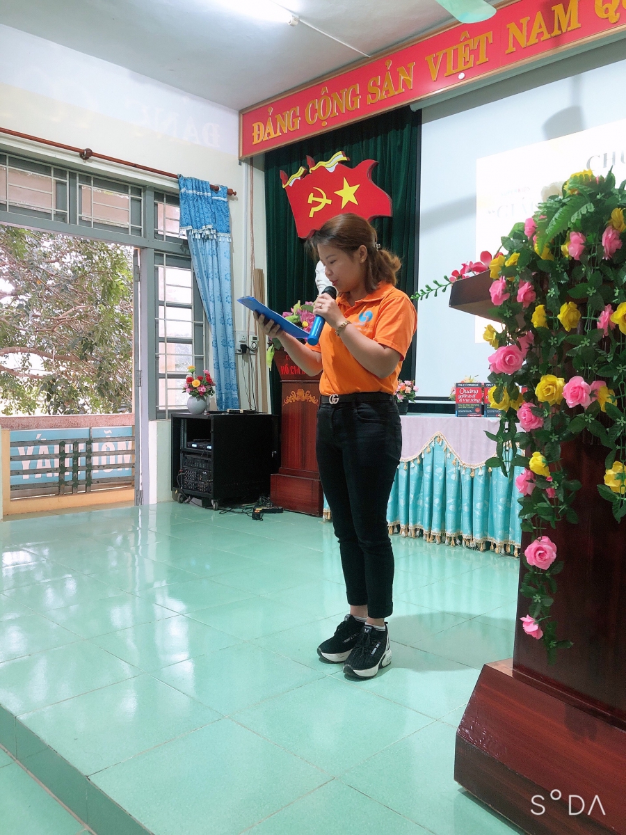 MC, giảng viên kĩ năng sống cô Quỳnh Nga