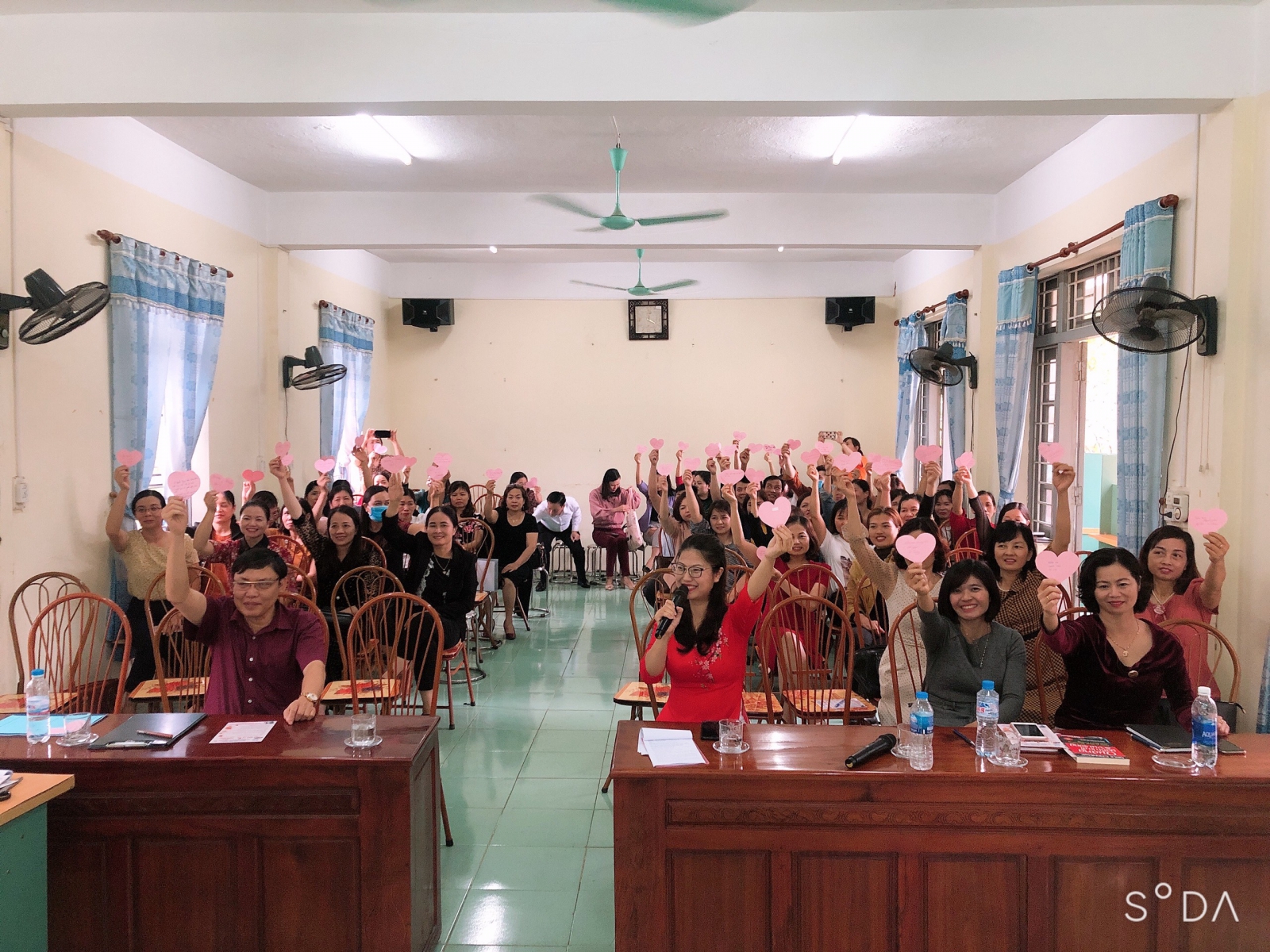 Các thầy cô ghi những điều tuyệt vời mà giáo viên mang lại để gắn lên cây yêu thương.