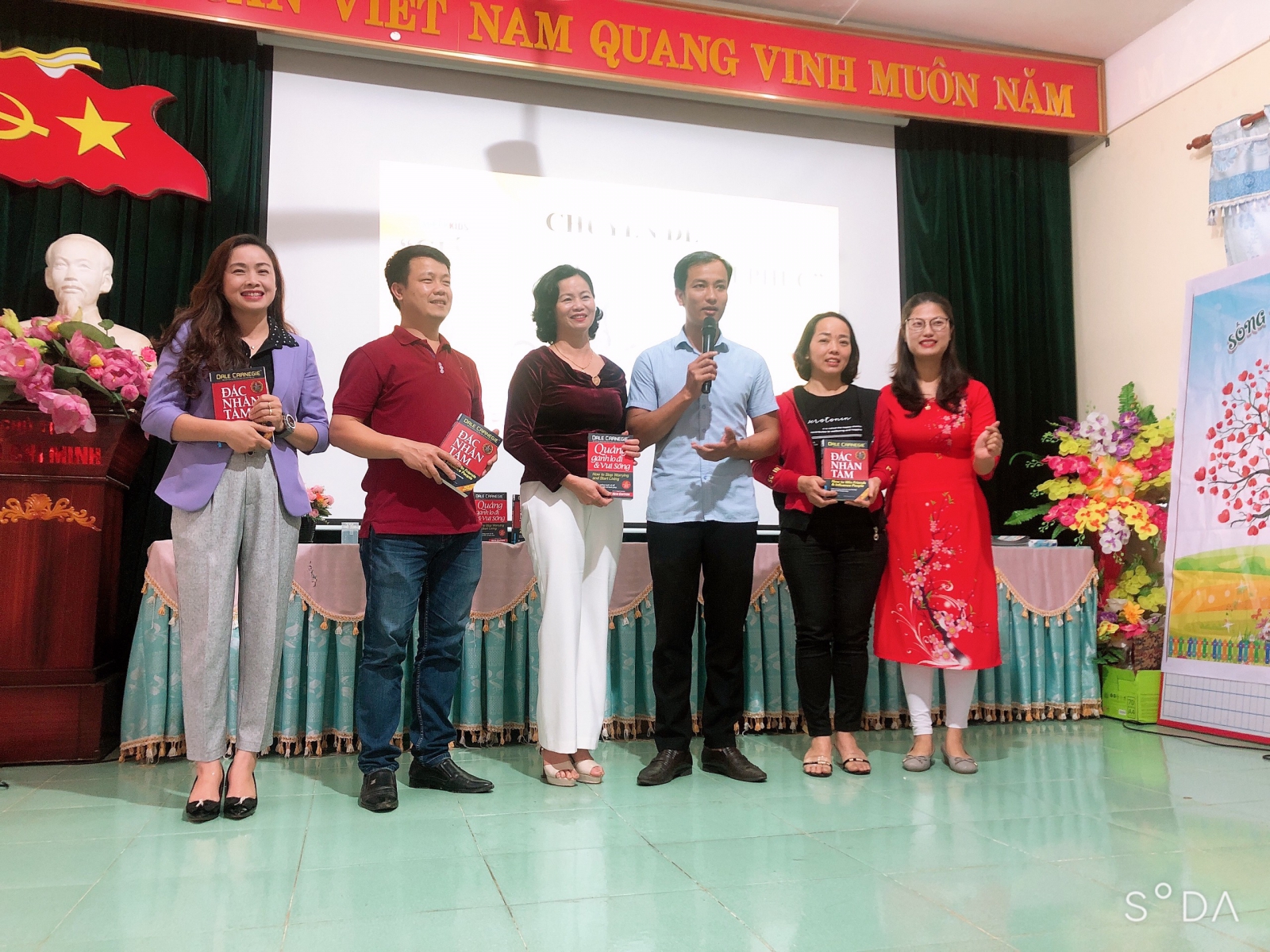 Những phần quà dành tặng các thầy cô trường Yên Thuỷ.