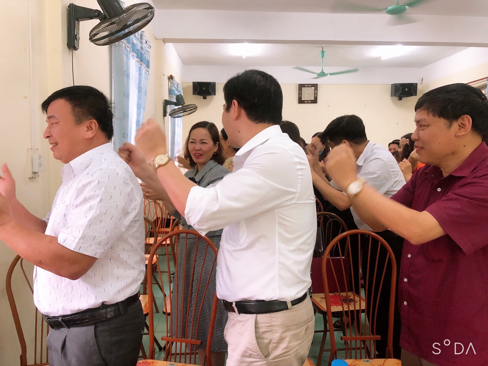 Các thầy cô rất hào hứng với màn khởi động.