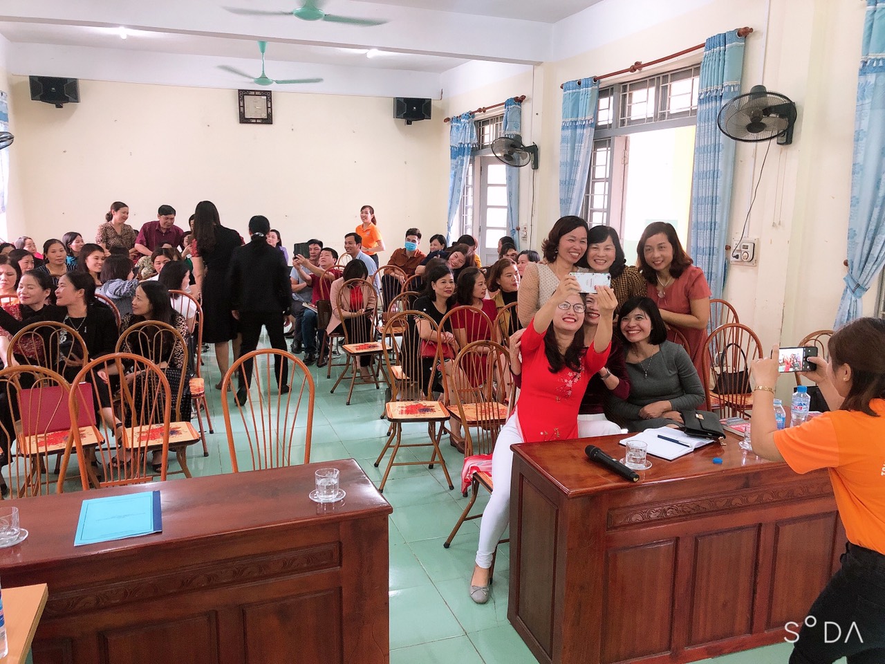 Các thầy cô rất hào hứng tham gia hoạt động làm quen.