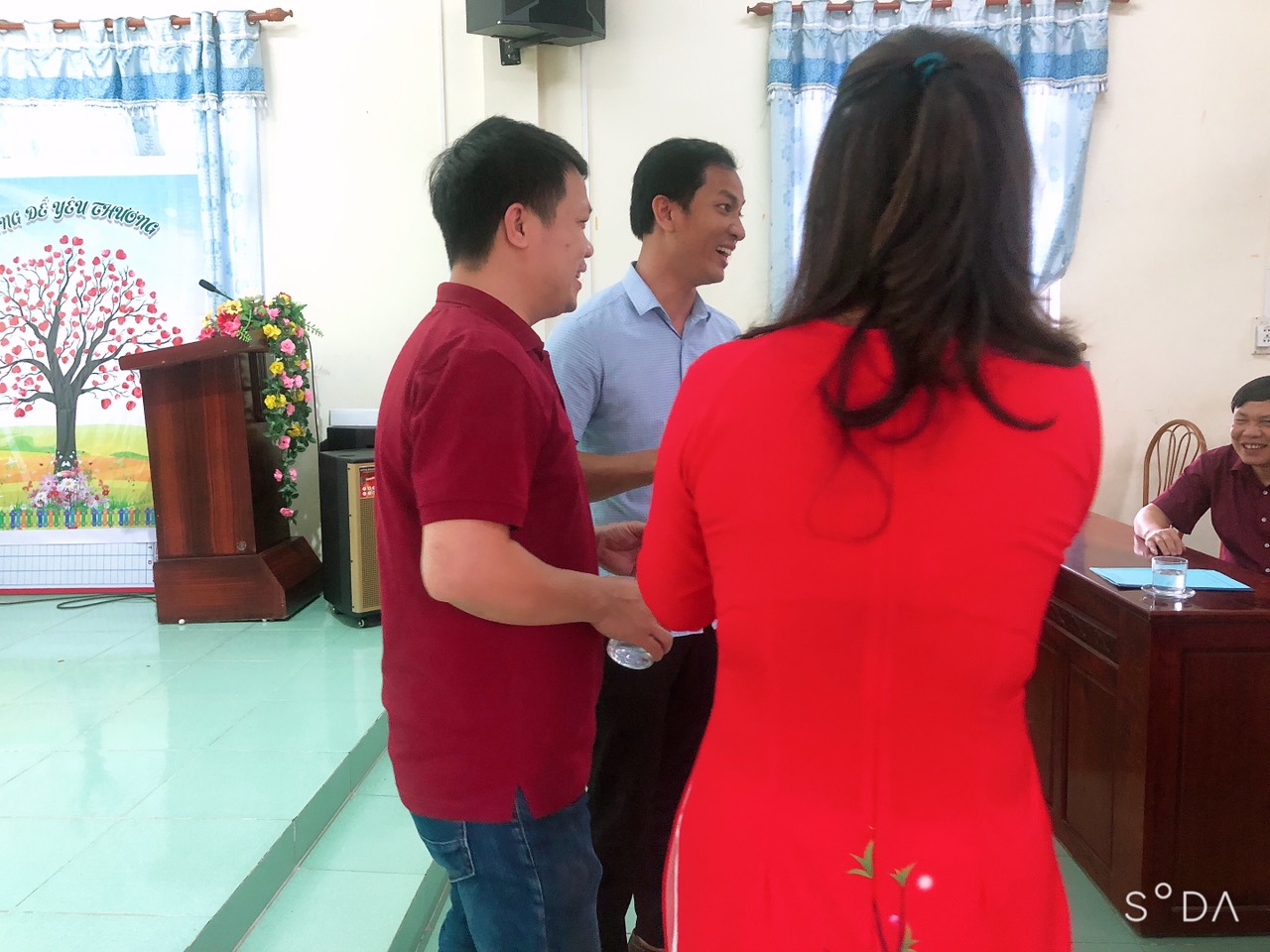 Hai thầy giáo đã xung phong lên tham gia trò chơi