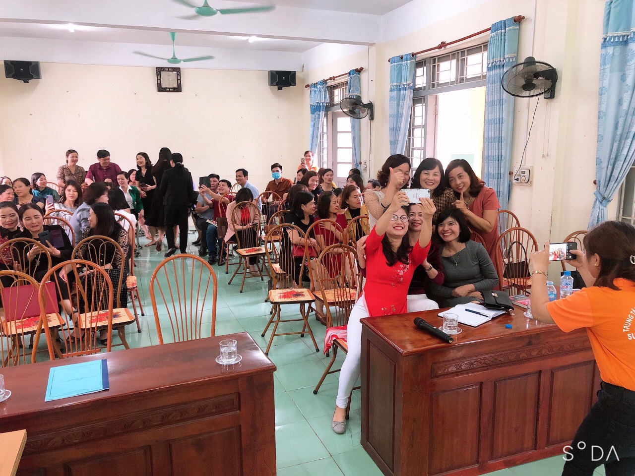 Cả hội trường ai cũng nhanh chân chạy đi làm quen để có được những bức hình của mình.