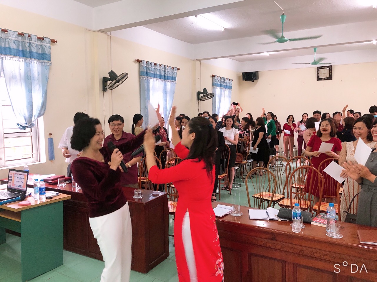 Các cô giáo cũng lên chơi HiFi rất nhiệt tình.