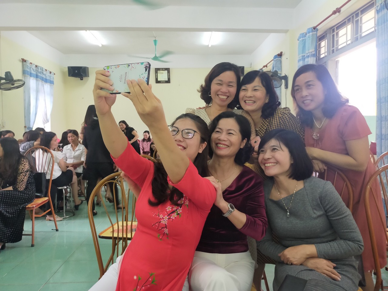 Các cô ai cũng mang điện thoại ra để chụp những bức ảnh của riêng mình.