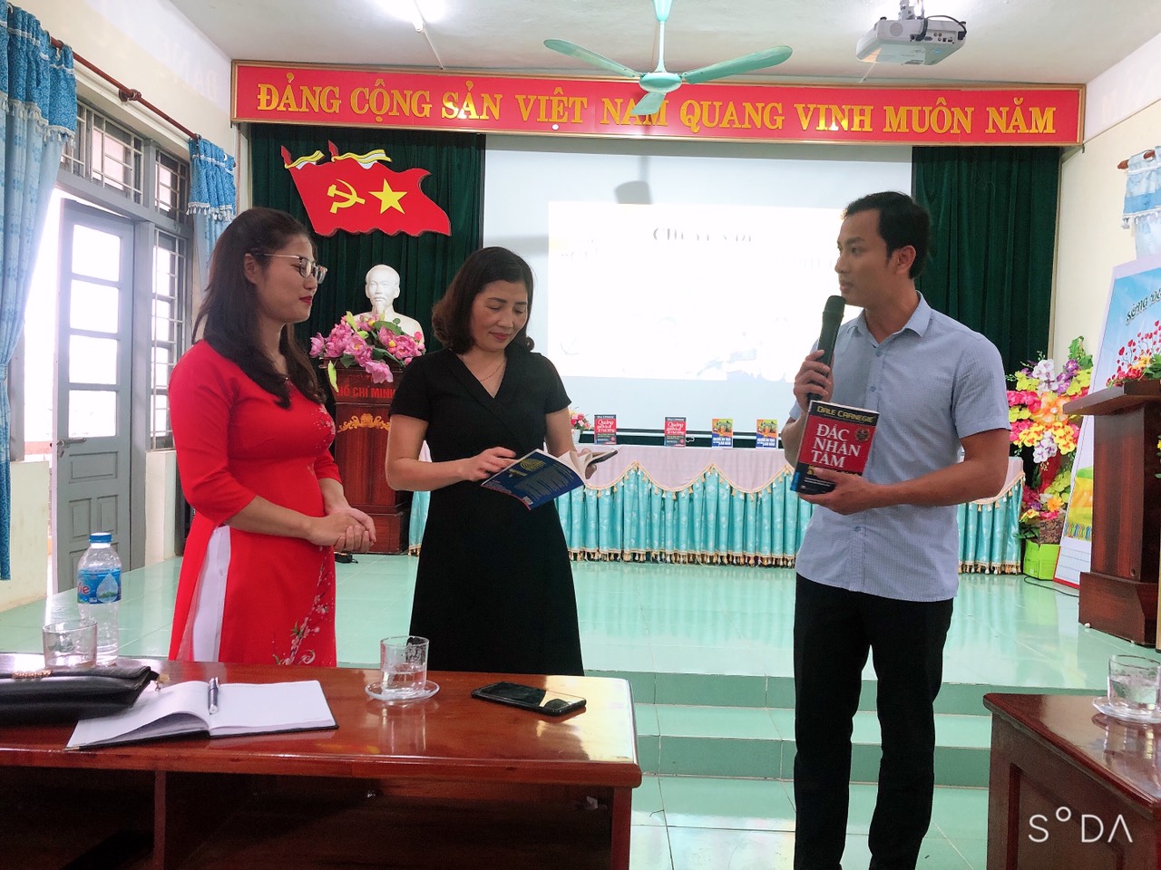 Hai thầy cô đầu tiên nhận được những món quà ý nghĩa này ạ