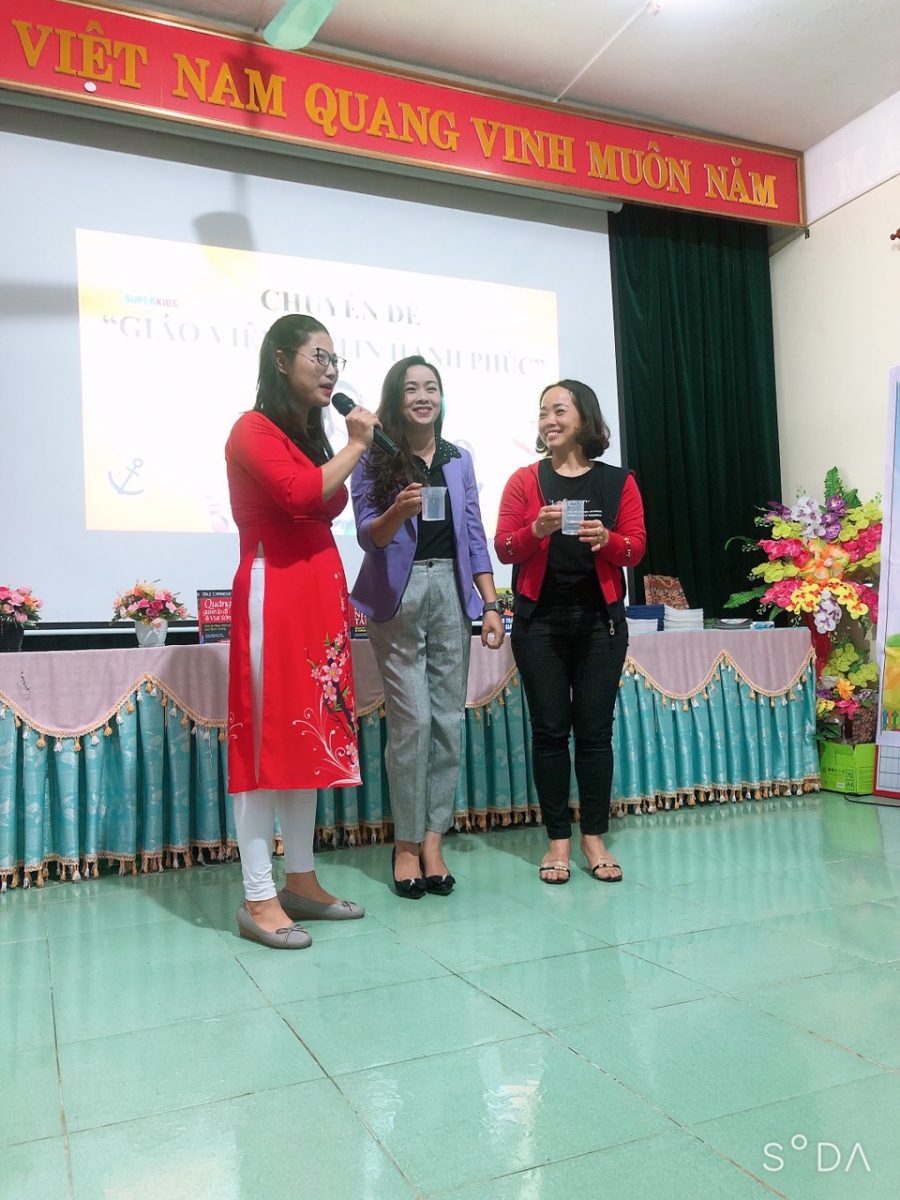 Hai cô giáo rất xinh gái đã lên tham gia hoạt động trải nghiệm" hứng nước"