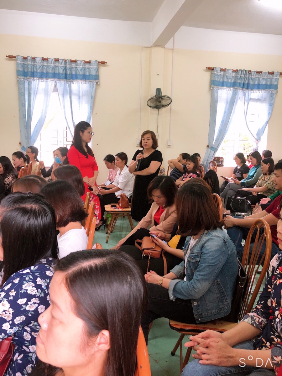 Cô giáo đứng lên chia sẻ và rút ra bài học từ câu chuyện " vị giáo sư và ông lái đò"