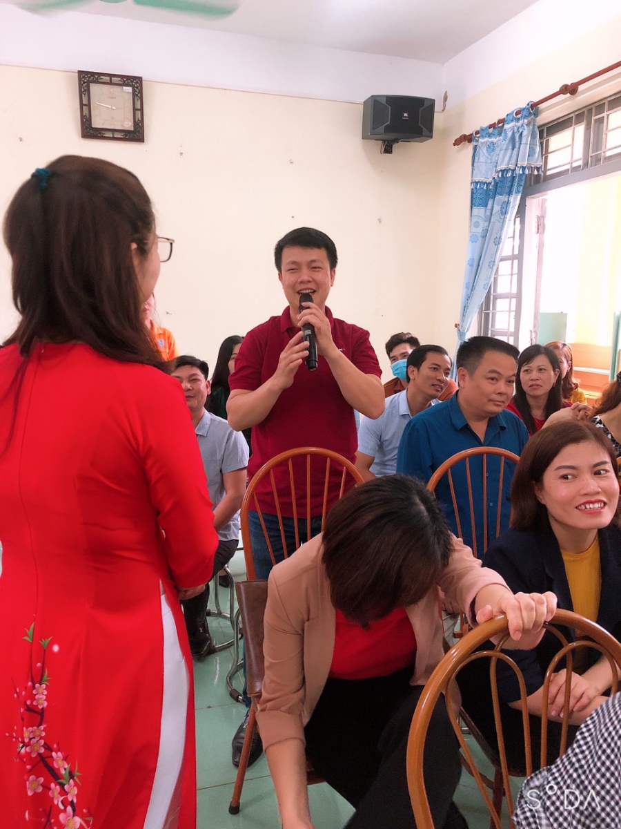 Thầy giáo đứng lên chia sẻ về tầm quan trọng của chỉ số cảm xúc EQ